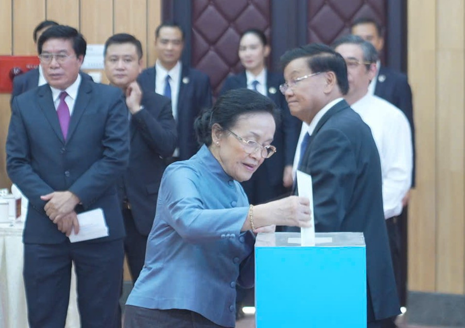 Phu nhân Naly Sisoulith quyên góp ủng hộ người dân Việt Nam khắc phục hậu quả của cơn bão số 3. Ảnh: CTV Phu nhân Naly Sisoulith quyên góp ủng hộ người dân Việt Nam khắc phục hậu quả của cơn bão số 3. Ảnh: CTV