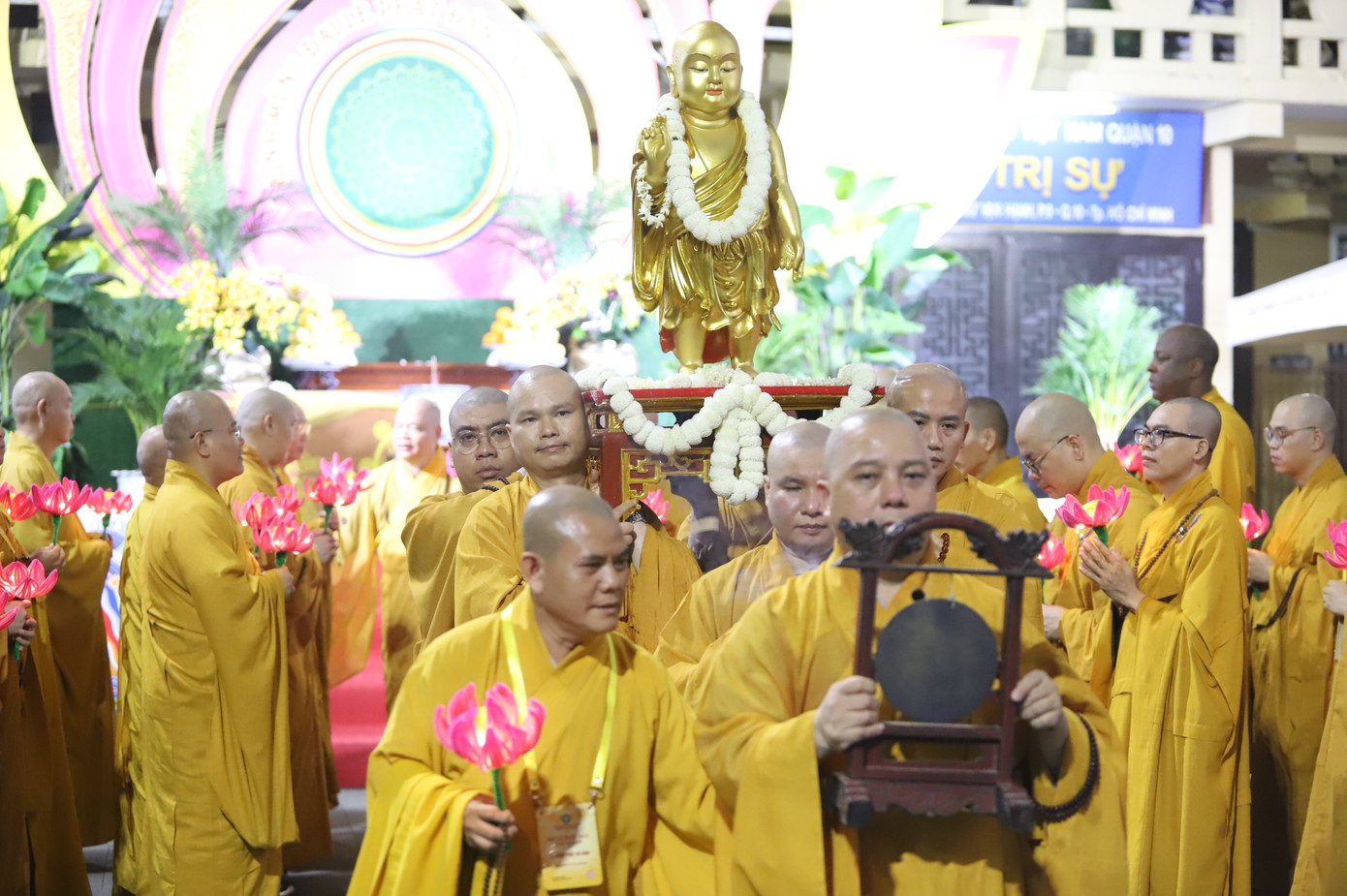 Đúng 20h, các vị chư tôn đức Ban Trị sự GHPGVN TPHCM cử hành nghi lễ niêm hương cầu nguyện tại lễ đài tổ đình Ấn Quang trước khi rước tôn tượng Đức Phật đản sinh.