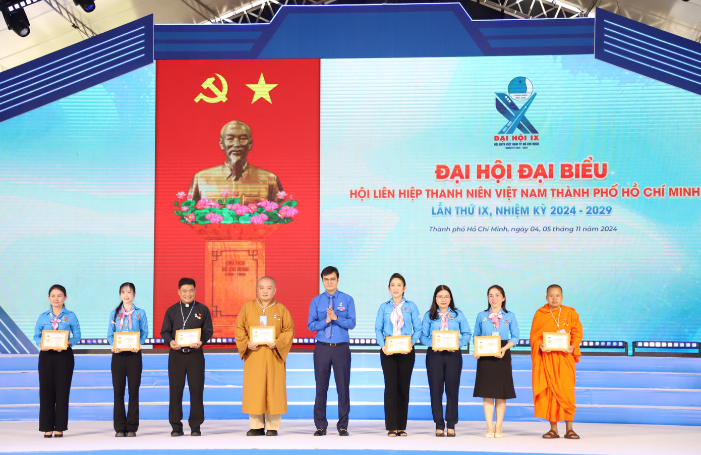 Cũng tại Đại hội, Bí thư thứ nhất T.Ư Đoàn Bùi Quang Huy (giữa) trao kỷ niệm chương “Vì thế hệ trẻ” tặng các cá nhân có nhiều đóng góp cho công tác Đoàn, Hội và phong trào thanh niên thành phố. Cũng tại Đại hội, Bí thư thứ nhất T.Ư Đoàn Bùi Quang Huy (giữa) trao kỷ niệm chương “Vì thế hệ trẻ” tặng các cá nhân có nhiều đóng góp cho công tác Đoàn, Hội và phong trào thanh niên thành phố.