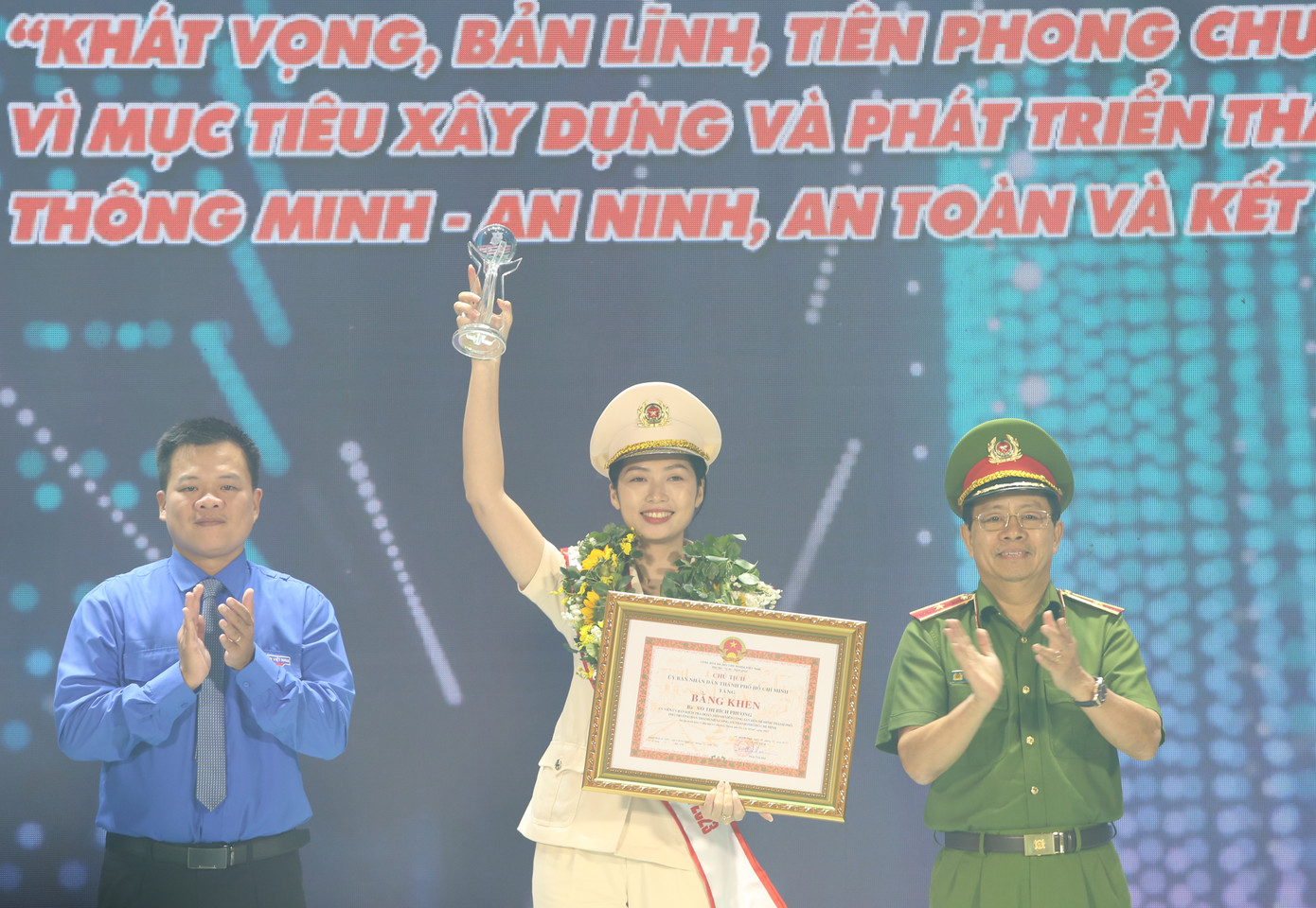 Phó Giám đốc Công an TPHCM Trần Đức Tài cùng Phó Chánh Văn phòng Trung ương Đoàn Nguyễn Hải Nam tuyên dương Đại úy Võ Thị Bích Phương. Phó Giám đốc Công an TPHCM Trần Đức Tài cùng Phó Chánh Văn phòng Trung ương Đoàn Nguyễn Hải Nam tuyên dương Đại úy Võ Thị Bích Phương.