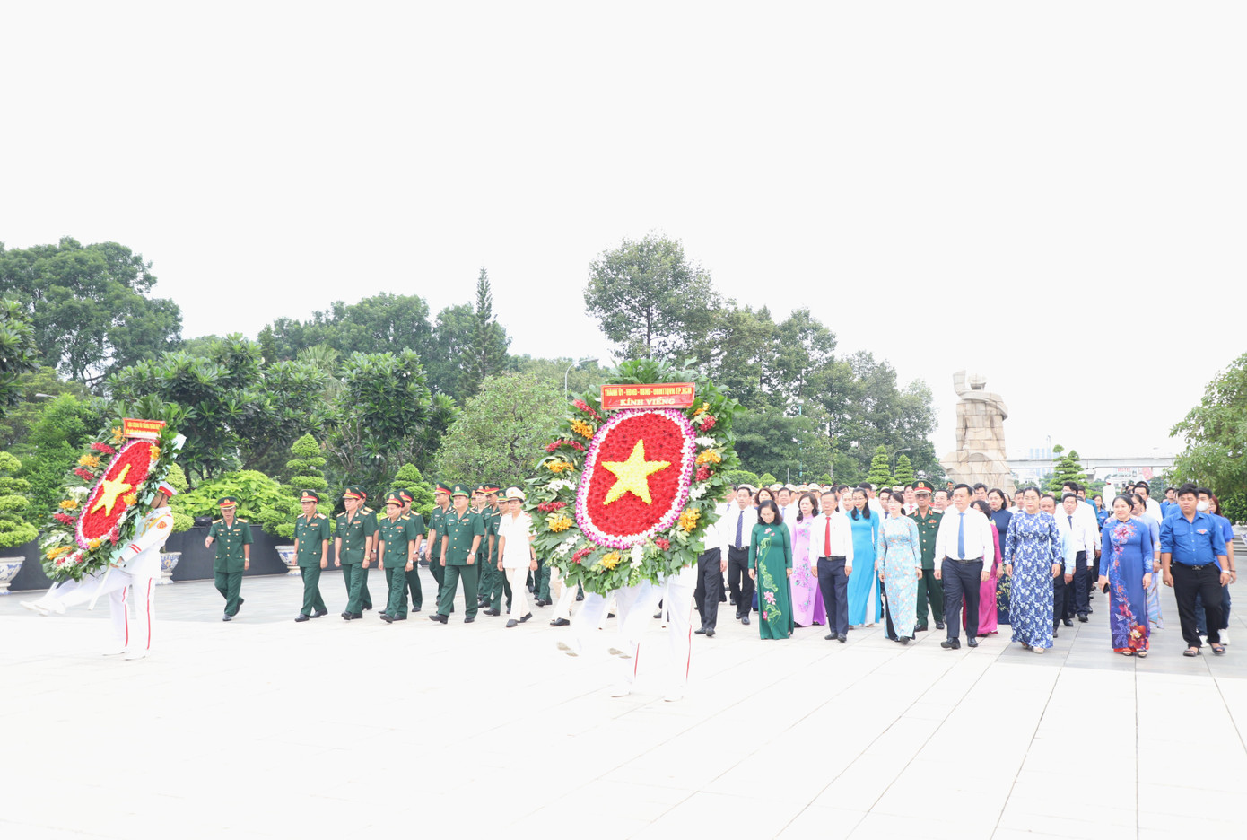 Sáng 27/7, đoàn đại biểu Thành ủy - HĐND - UBND - Ủy ban MTTQ Việt Nam TPHCM do ông Phan Văn Mãi, Ủy viên Trung ương Đảng, Phó Bí thư Thành uỷ, Chủ tịch UBND TPHCM làm trưởng đoàn, đã đến thắp hương, kính viếng các Anh hùng liệt sĩ, Mẹ Việt Nam anh hùng tại Nghĩa trang Liệt sĩ TPHCM (TP. Thủ Đức). Cùng tham gia lễ viếng có đoàn thuộc Lực lượng vũ trang Quân khu 7.