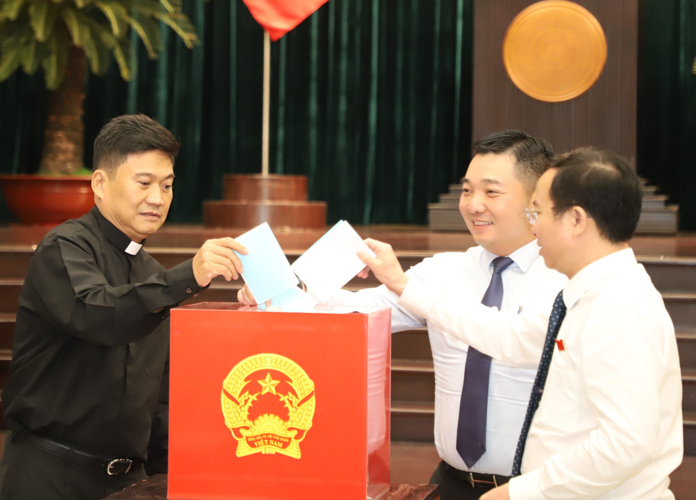 Đại biểu HĐND TPHCM thực hiện công tác bầu cử tại kỳ họp. Ảnh: Ngô Tùng