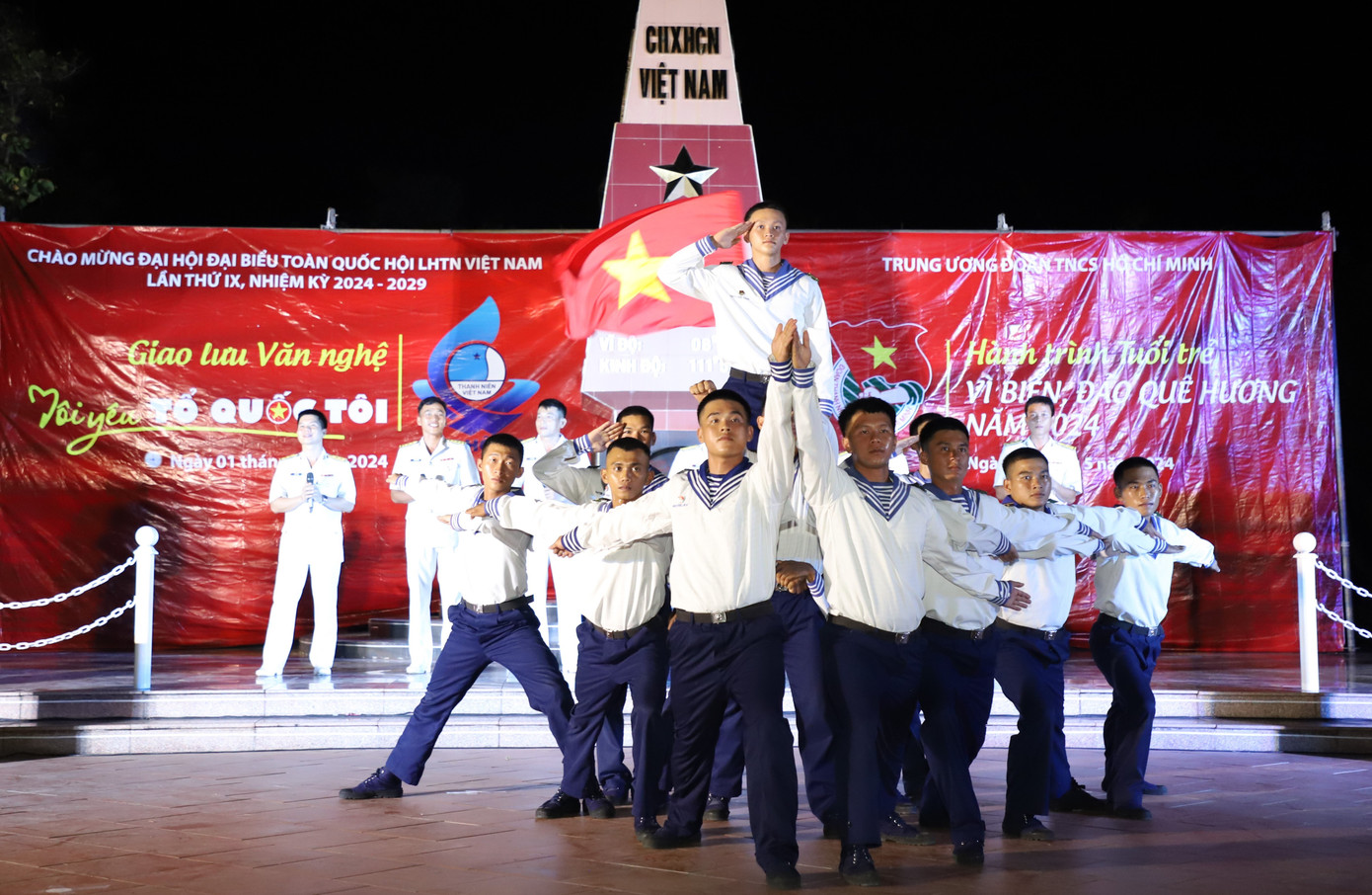 Thành viên đoàn hành trình thăm hỏi, chung vui các hoạt động cùng cán bộ, chiến sĩ và nhân dân các trên các đảo. Thành viên đoàn hành trình thăm hỏi, chung vui các hoạt động cùng cán bộ, chiến sĩ và nhân dân các trên các đảo.