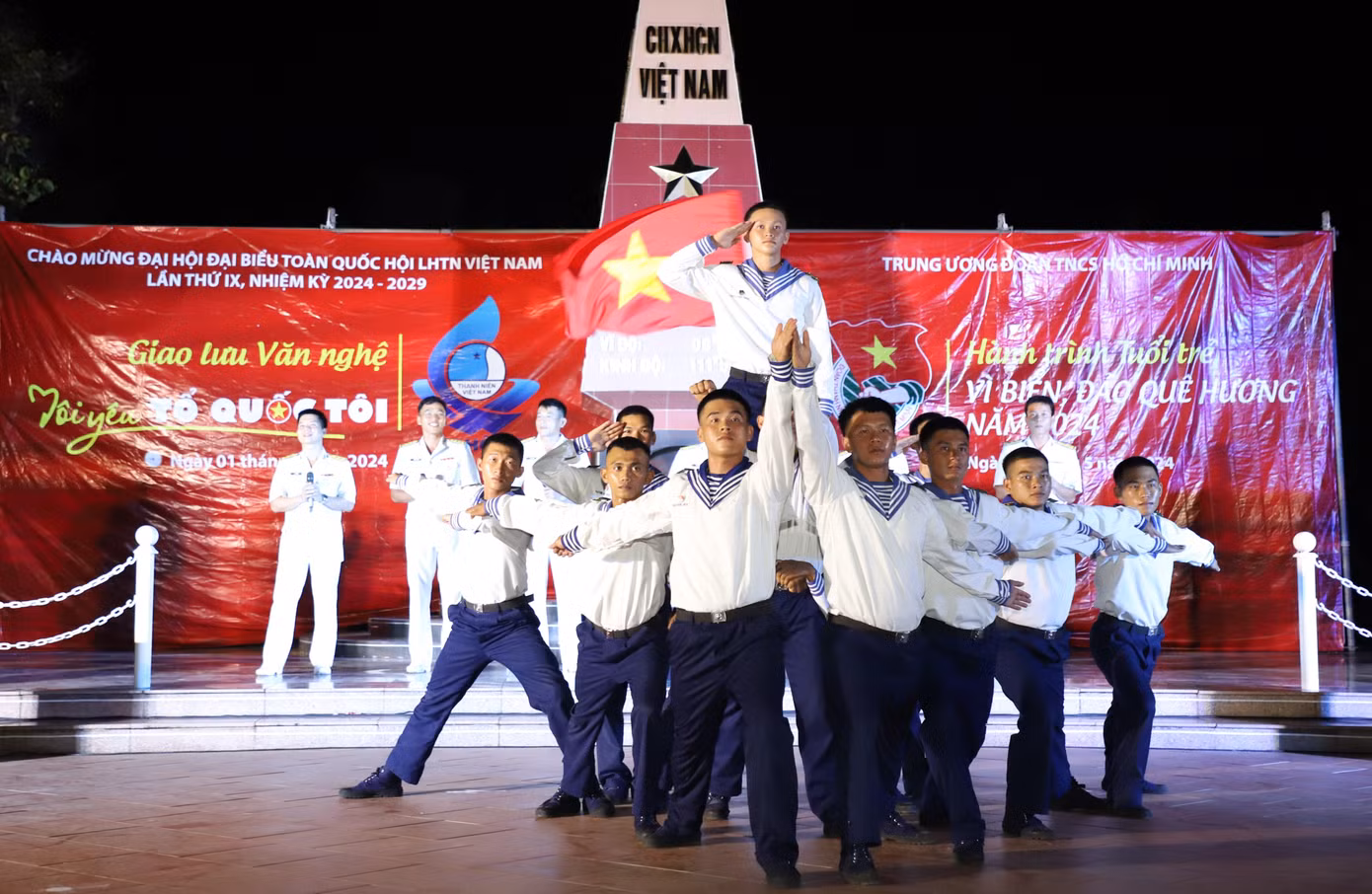 Thành viên đoàn hành trình thăm hỏi, chung vui các hoạt động cùng cán bộ, chiến sĩ và nhân dân các trên các đảo.