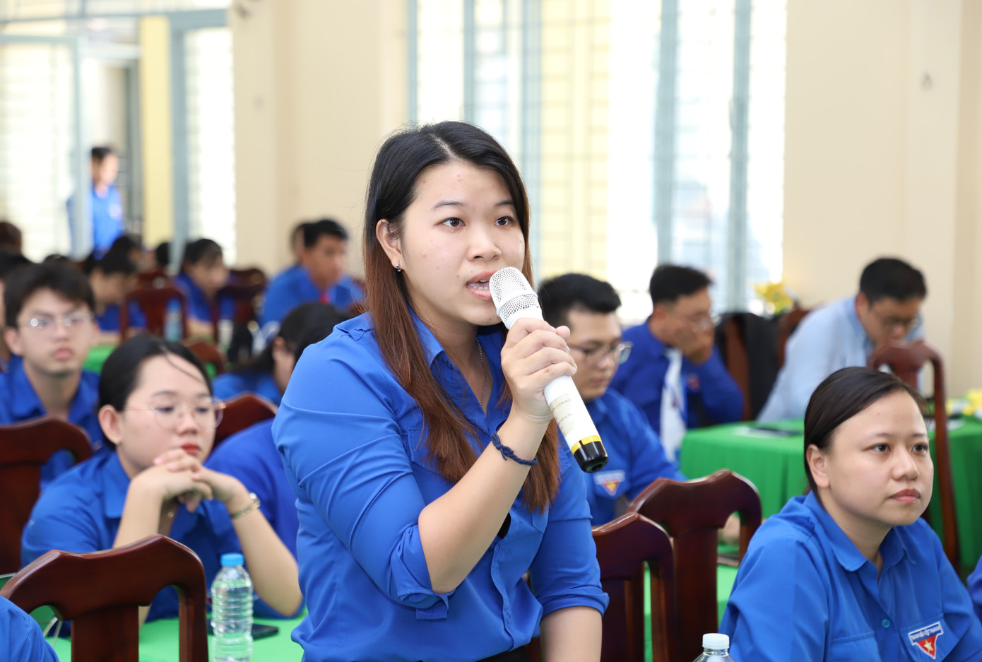 Cùng với đó, các bạn trẻ thuộc tổ hội đồng giám khảo thanh niên cũng đưa ra những vấn đề trao đổi với bài thi của các thí sinh. Cùng với đó, các bạn trẻ thuộc tổ hội đồng giám khảo thanh niên cũng đưa ra những vấn đề trao đổi với bài thi của các thí sinh.