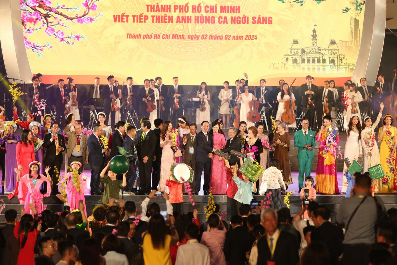 Cuối chương trình, Chủ tịch nước Võ Văn Thưởng cùng Phu nhân đã trao hoa cám ơn sự góp mặt của các nghệ sỹ đã làm nên một chương trình nghệ thuật đầy cảm xúc, ấn tượng .