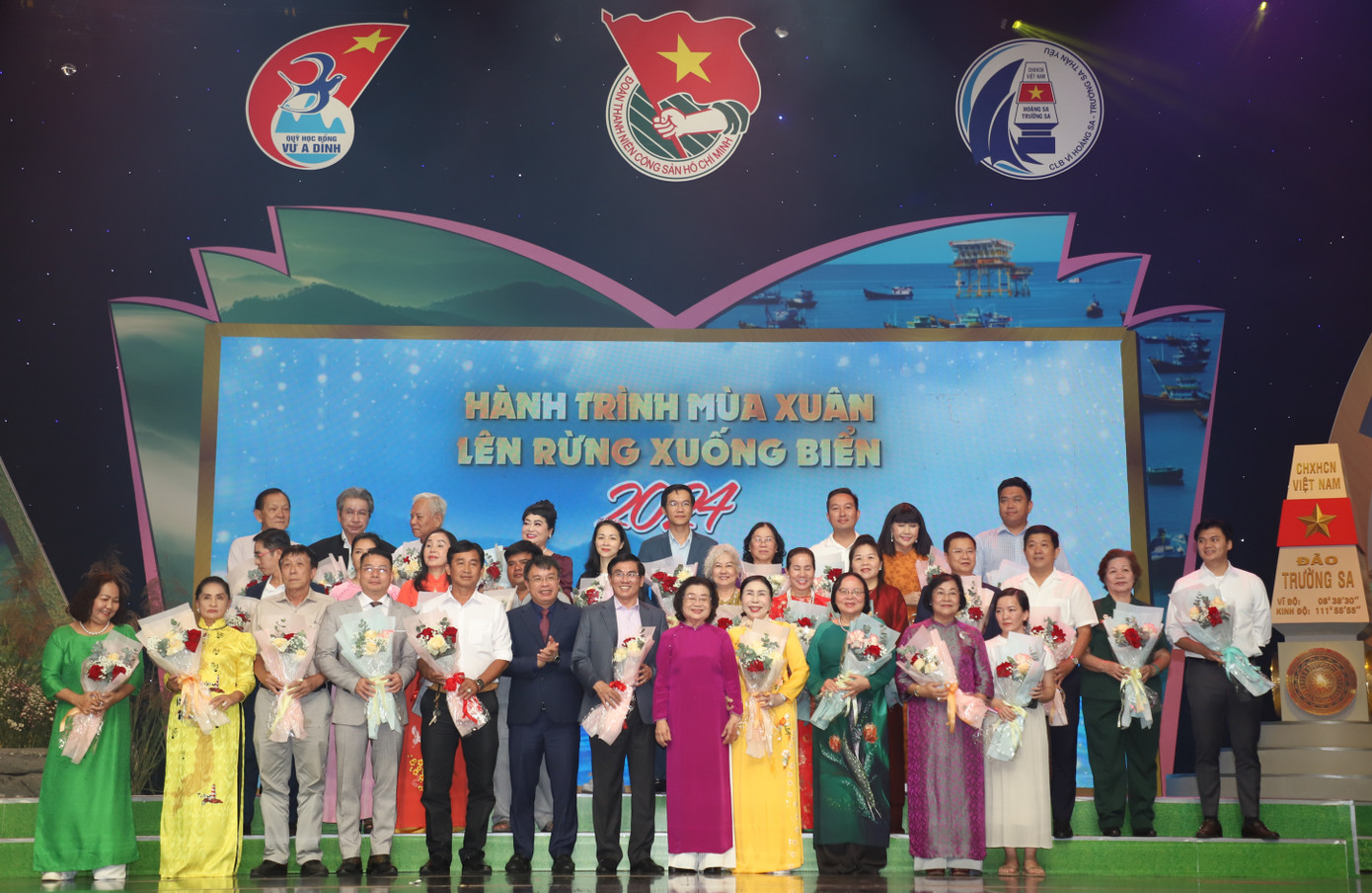 Tại chương trình, Quỹ học bổng Vừ A Dính tiếp nhận sự ủng hộ 80 tỷ đồng để thực hiện các hoạt động ý nghĩa trong thời gian tới. Ảnh: Ngô Tùng Tại chương trình, Quỹ học bổng Vừ A Dính tiếp nhận sự ủng hộ 80 tỷ đồng để thực hiện các hoạt động ý nghĩa trong thời gian tới. Ảnh: Ngô Tùng