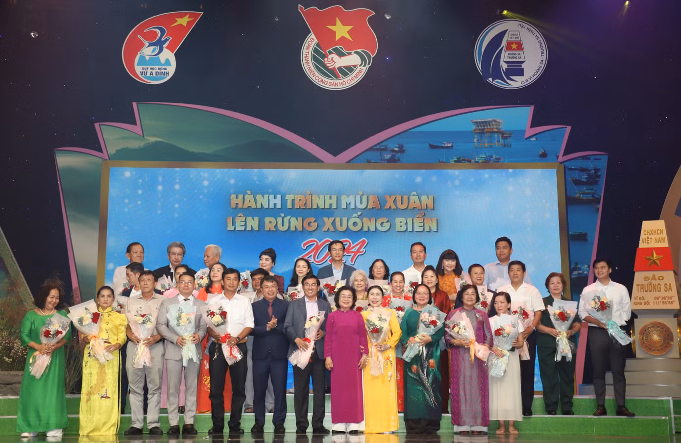 Tại chương trình, Quỹ học bổng Vừ A Dính tiếp nhận sự ủng hộ 80 tỷ đồng để thực hiện các hoạt động ý nghĩa trong thời gian tới. Ảnh: Ngô Tùng