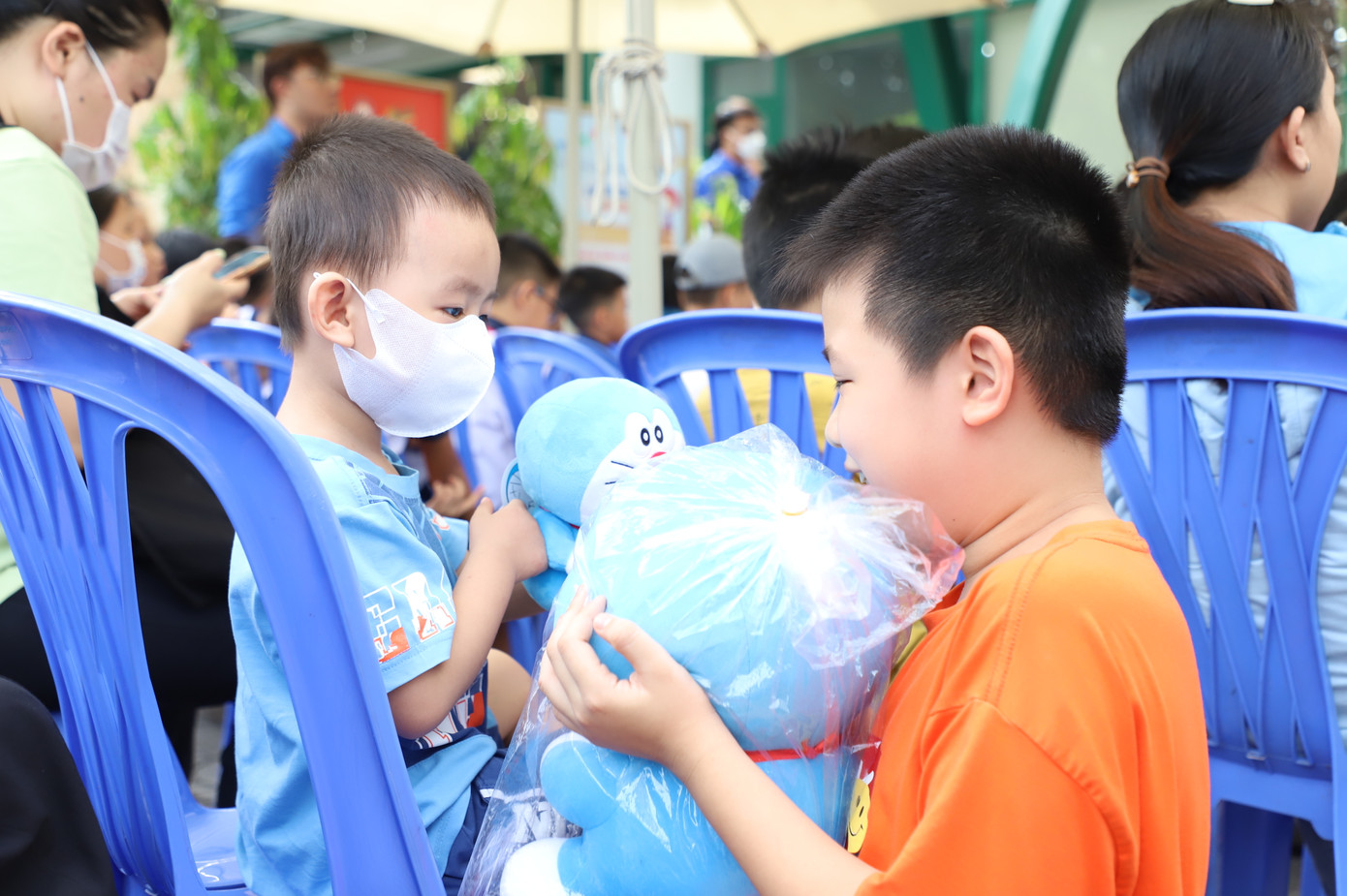 Em nhỏ vui mừng đón nhận món quà trước thềm Tết Thiếu nhi. Ảnh: Ngô Tùng