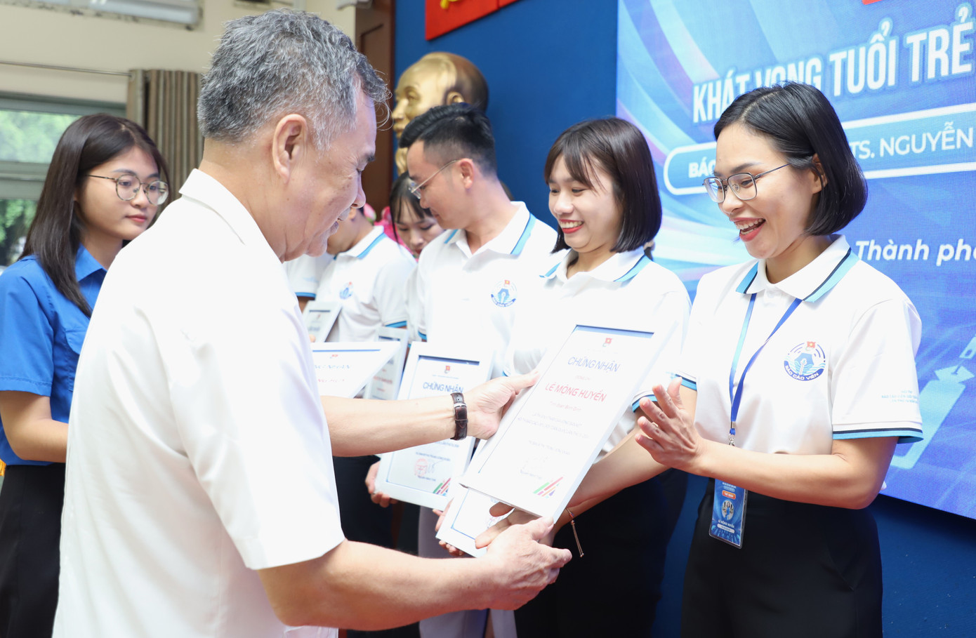 PGS-TS Nguyễn Viết Thông - nguyên Tổng Thư ký Hội đồng Lý luận Trung ương trao chứng nhận cho các thí sinh.