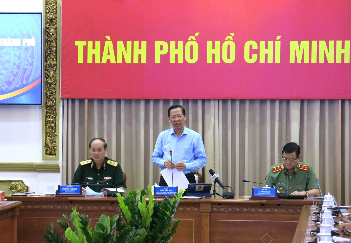 Ông Phan Văn Mãi trao đổi tại phiên họp. Ảnh: Trung tâm Báo chí TPHCM