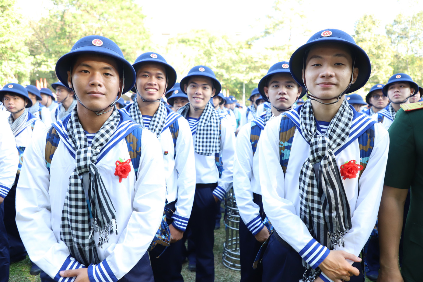 Năm nay, TPHCM được giao chỉ tiêu 4.906 thanh niên nhập ngũ, trong đó 3.956 công dân thực hiện nghĩa vụ quân sự và 950 công dân tham gia thực hiện nghĩa vụ công an nhân dân. Số công dân nhận lệnh gọi nhập ngũ có trình độ trung cấp, cao đẳng, đại học là 1.924 người; công dân nhận lệnh gọi nhập ngũ có sức khỏe loại 1, loại 2 là 3.386 người… Năm nay, TPHCM được giao chỉ tiêu 4.906 thanh niên nhập ngũ, trong đó 3.956 công dân thực hiện nghĩa vụ quân sự và 950 công dân tham gia thực hiện nghĩa vụ công an nhân dân. Số công dân nhận lệnh gọi nhập ngũ có trình độ trung cấp, cao đẳng, đại học là 1.924 người; công dân nhận lệnh gọi nhập ngũ có sức khỏe loại 1, loại 2 là 3.386 người…