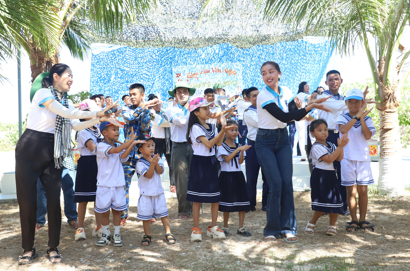 Đến với đảo Song Tử Tây, các thành viên đội tình nguyện viên nghệ sĩ TPHCM và các đại biểu cùng tham gia tiết mục dân vũ vui tươi. Trong không gian giao lưu thân tình này, các em nhỏ trên đảo cũng gửi tặng đoàn công tác tiết mục hát múa vui nhộn. Ảnh: Ngô Tùng