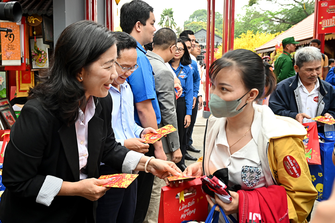 Các vị lãnh đạo lì xì, chúc Tết công nhân lao động.