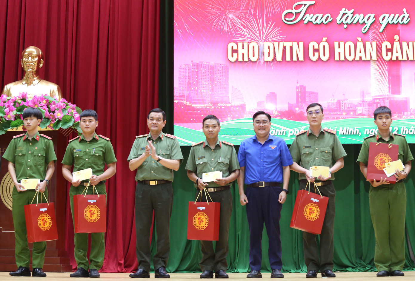 Giám đốc Công an TPHCM Lê Hồng Nam và Phó Bí thư Thường trực Thành Đoàn TPHCM Ngô Minh Hải gửi các phần quà động viên đến chiến sĩ trẻ trước thềm Tết Nguyên đán.