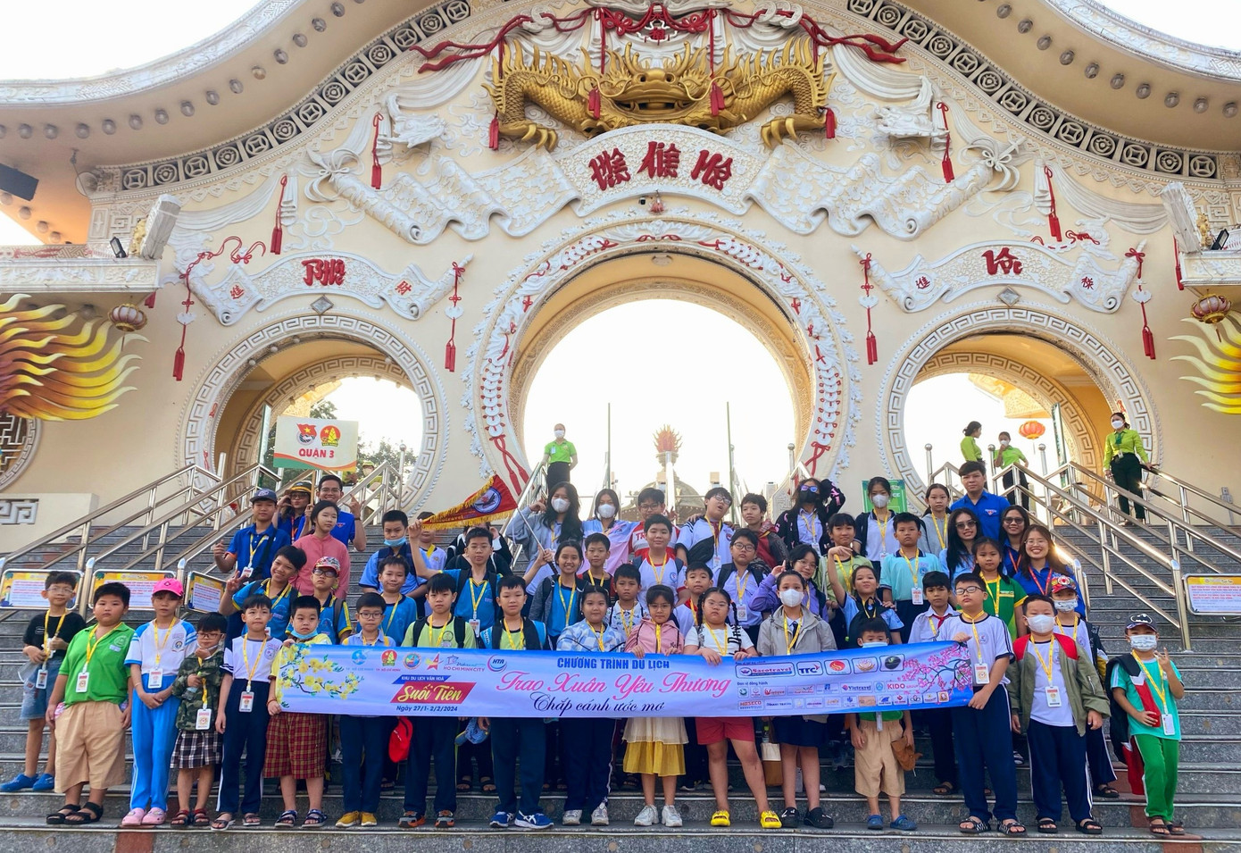 Các bạn nhỏ có dịp vui chơi, đón nhận tình cảm yêu thương của các mạnh thường quân trước thềm Tết Nguyên đán. Các bạn nhỏ có dịp vui chơi, đón nhận tình cảm yêu thương của các mạnh thường quân trước thềm Tết Nguyên đán.