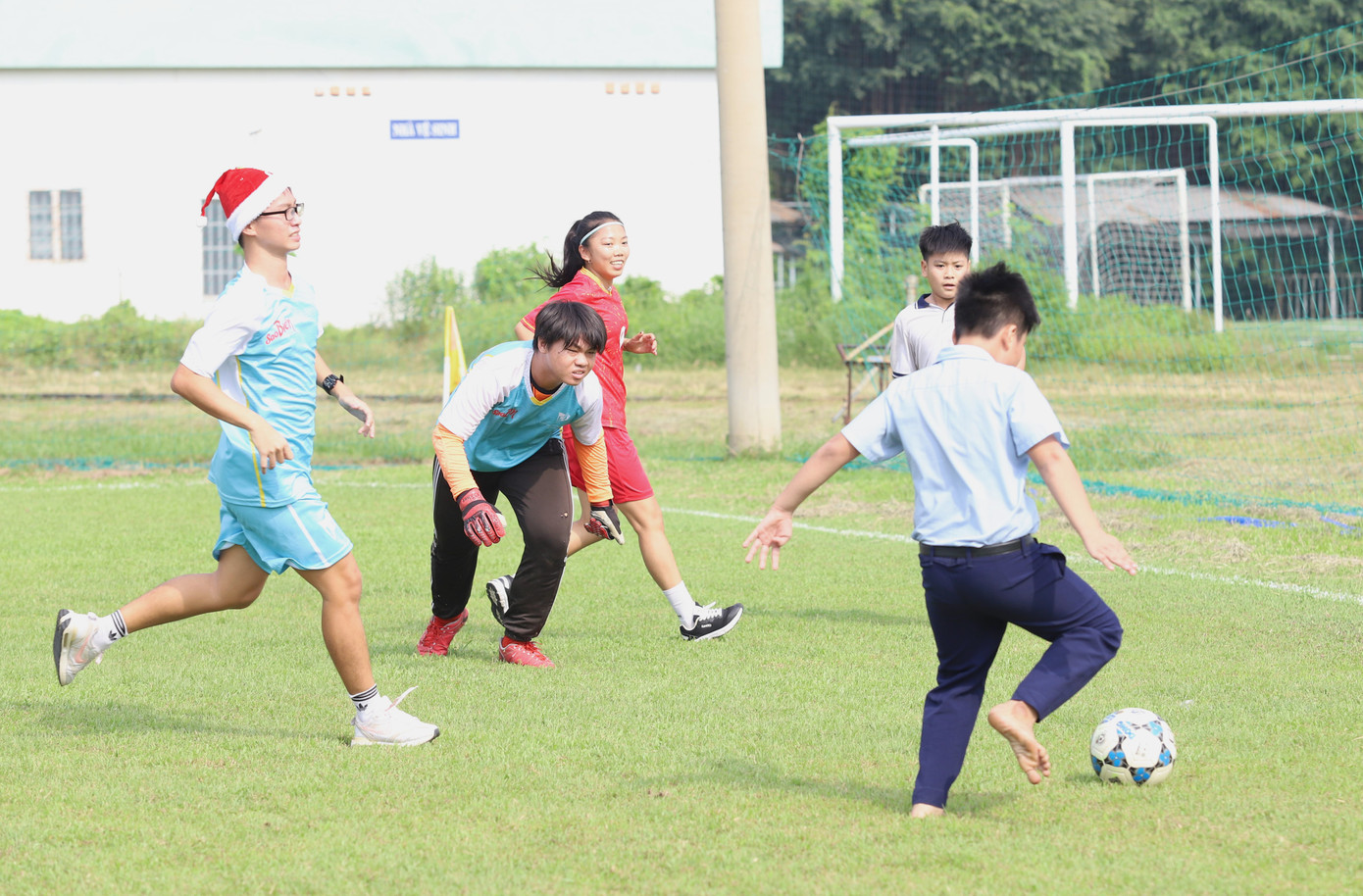 Đội trưởng đội tuyển bóng đá nữ Việt Nam cùng thi đấu giao hữu với các bạn thanh thiếu nhi tại ngày hội.