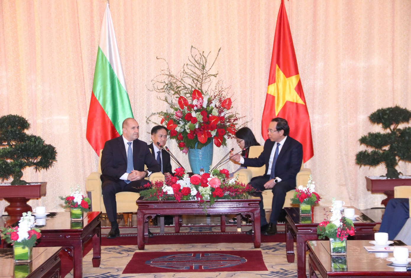 Tổng thống Bulgaria Rumen Radev (bên trái) và Bí thư Thành ủy TPHCM Nguyễn Văn Nên tại buổi hội kiến. Ảnh: Xuân Khu