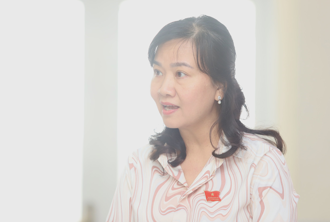 Thành viên HĐND TPHCM trao đổi một số vấn đề cần làm rõ.