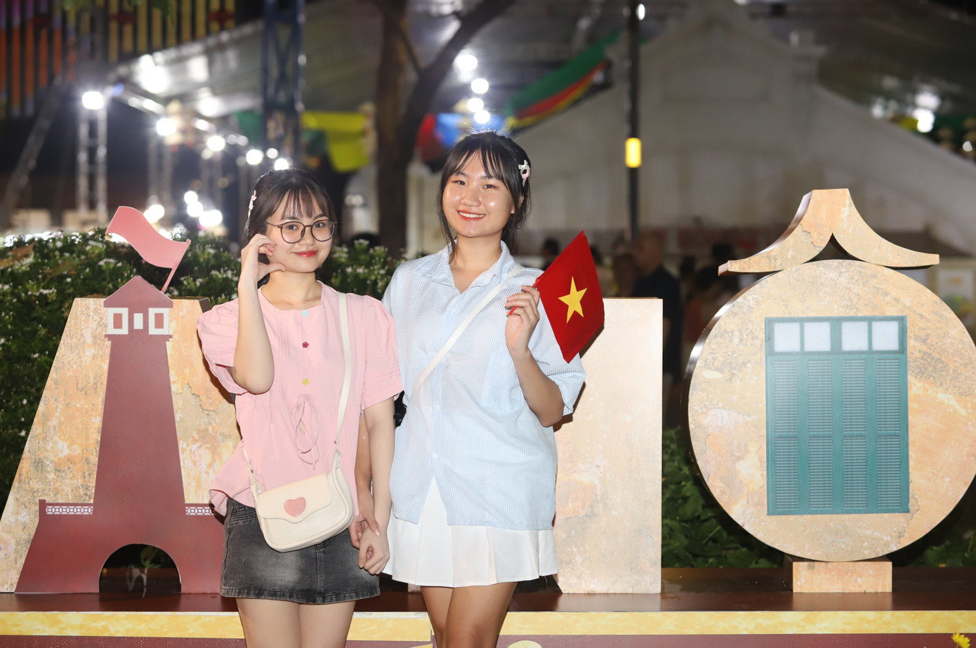 Cùng cô bạn Tuyết Ngân theo dõi đêm nghệ thuật, Phạm Thảo (phải, sinh viên Đại học Kinh tế - Luật, Đại học Quốc gia TPHCM) cho biết chương trình được thực hiện công phu, đặc sắc, đem đến một Hà Nội sắc màu đặc biệt so với các thành phố khác. "Ngay lúc đón xem chương trình, mình muốn đi Hà Nội một chuyến luôn", Thảo bày tỏ.