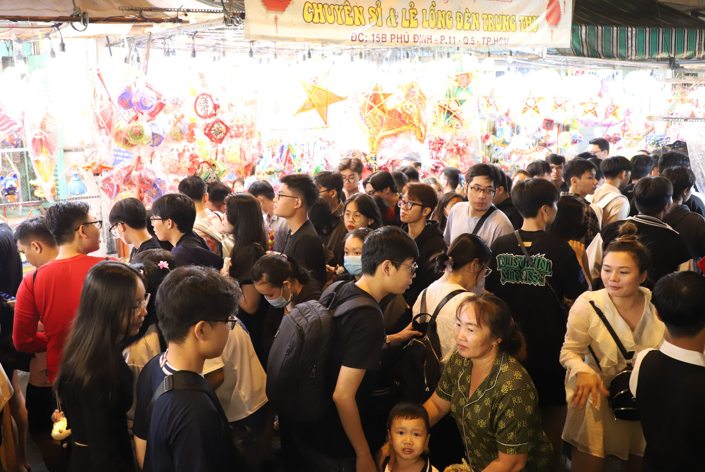 Đây được xem là phố lồng đèn lớn nhất và hoạt động sôi nổi nhất TPHCM mỗi mùa Trung thu.