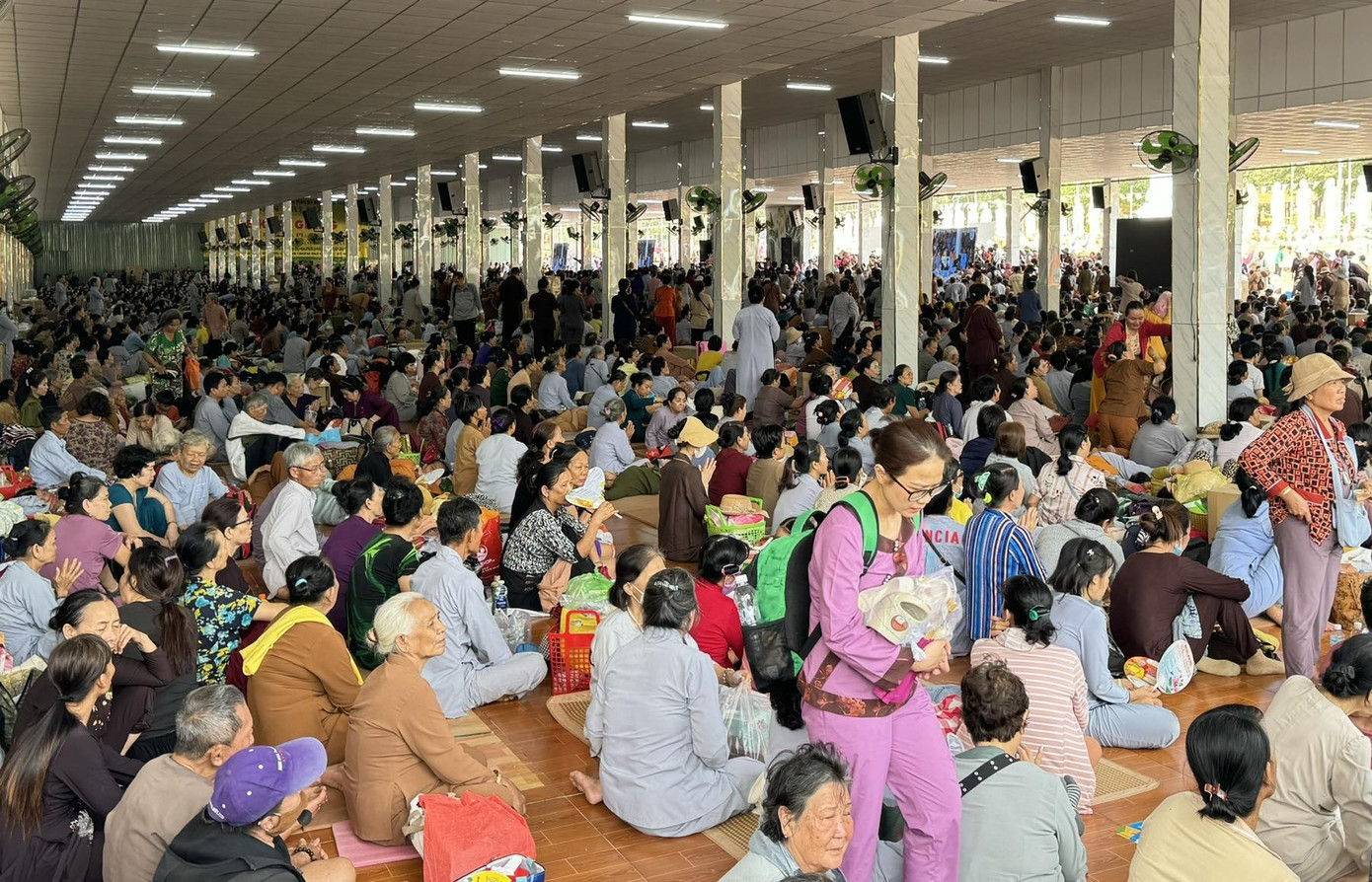 Tất cả sảnh ở chùa đều ken cứng người.