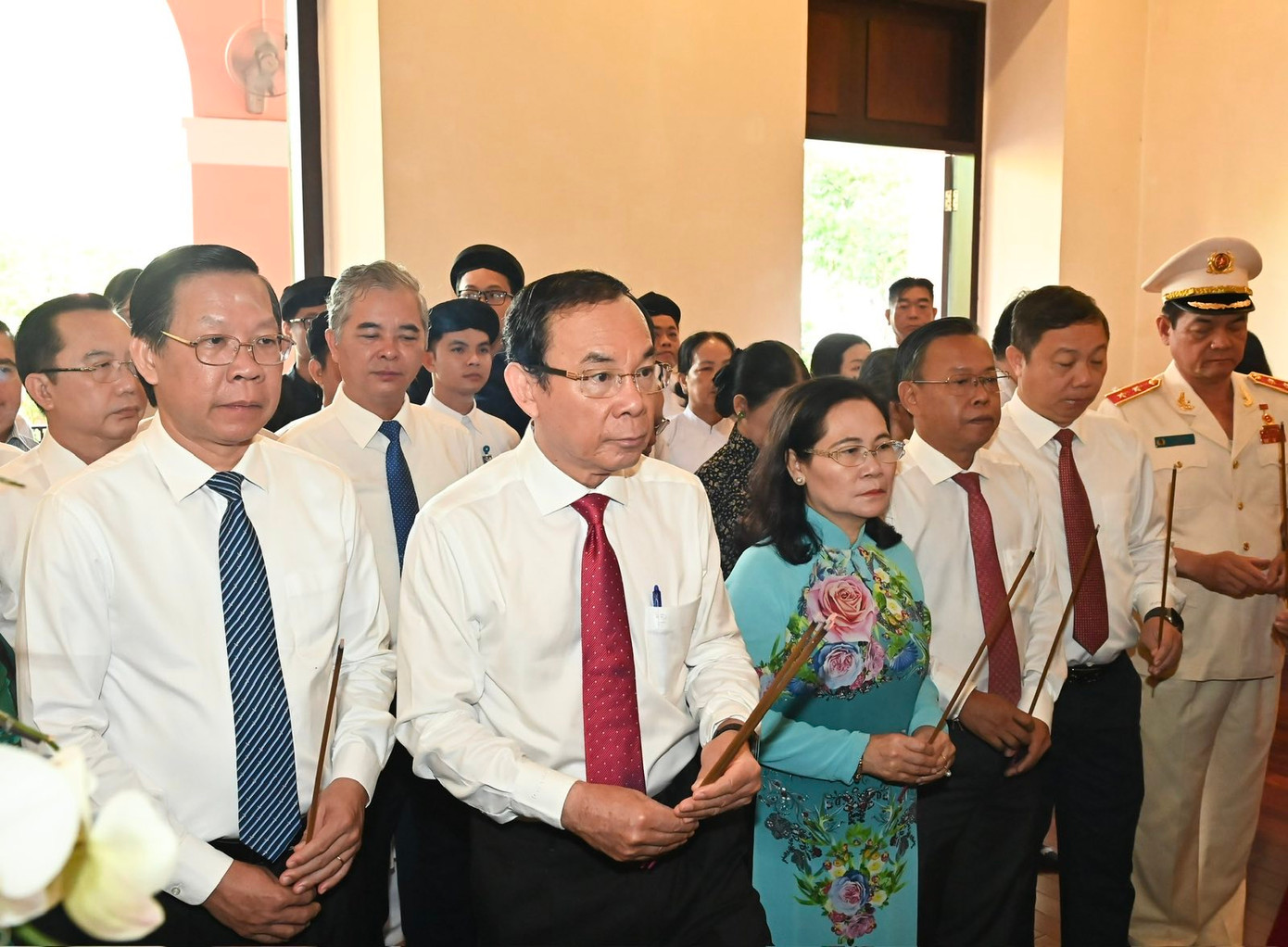 Trước đó, đoàn đại biểu Thành ủy - HĐND - UBND - Ủy ban MTTQ Việt Nam TPHCM đã đến dâng hoa, dâng hương Chủ tịch Hồ Chí Minh tại Bảo tàng Hồ Chí Minh. Ảnh: SGGP