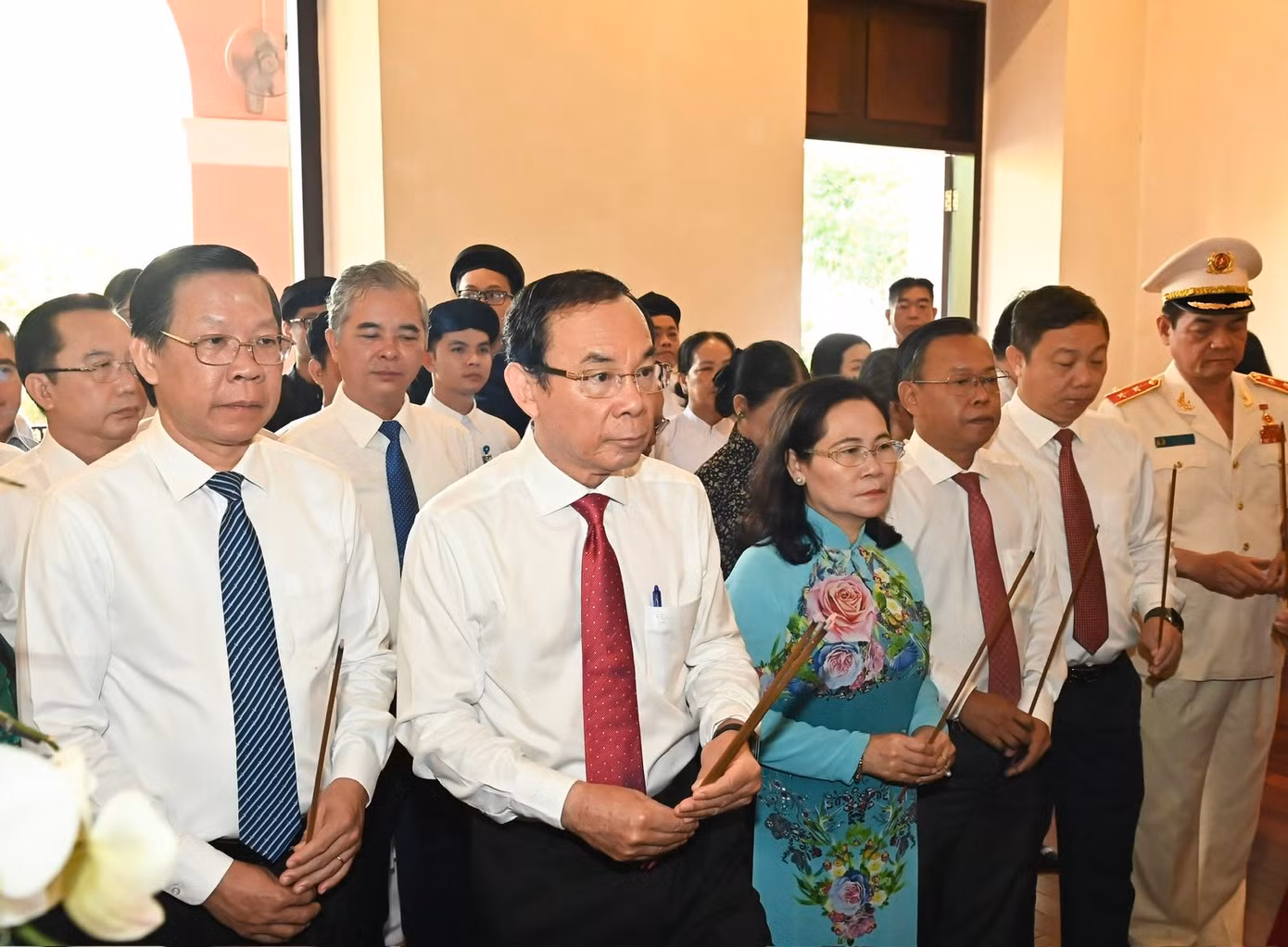 Trước đó, đoàn đại biểu Thành ủy - HĐND - UBND - Ủy ban MTTQ Việt Nam TPHCM đã đến dâng hoa, dâng hương Chủ tịch Hồ Chí Minh tại Bảo tàng Hồ Chí Minh. Ảnh: SGGP