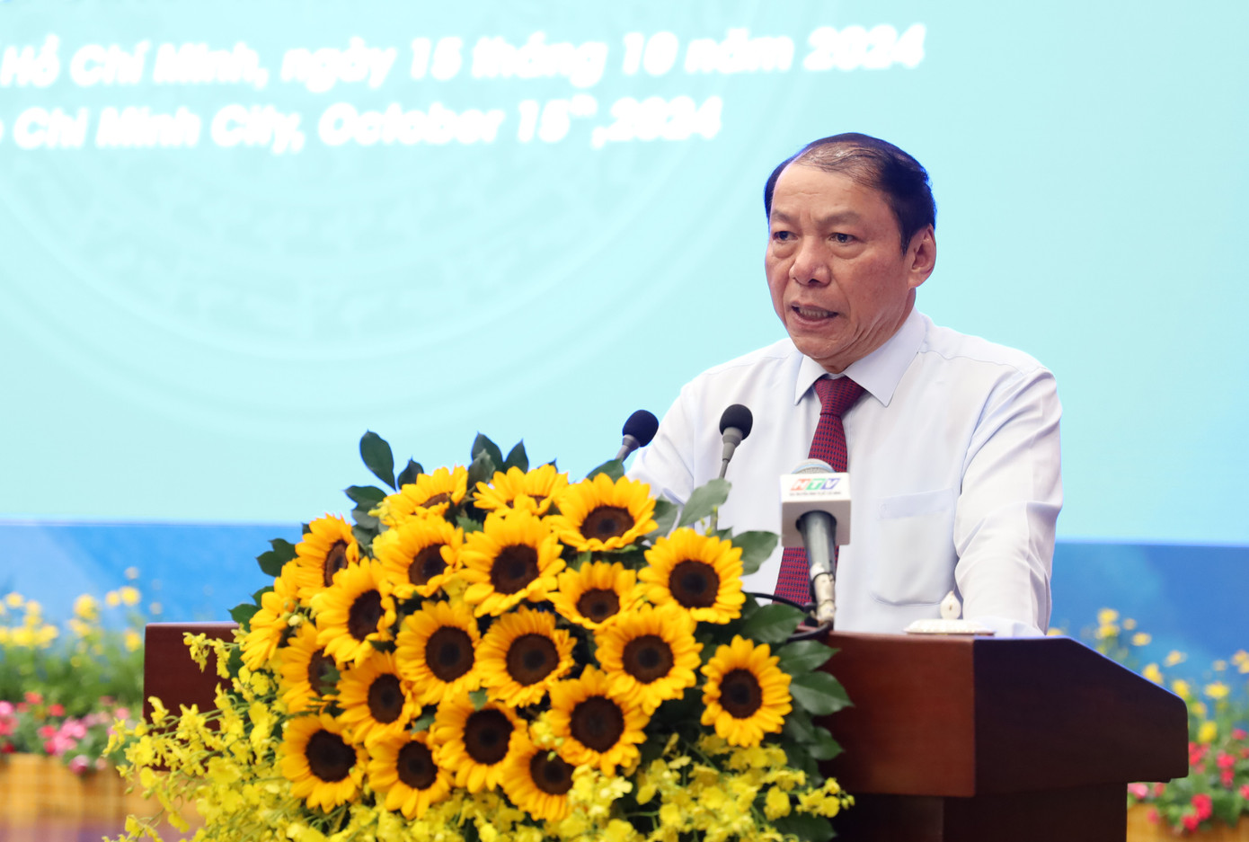 Bộ trưởng Bộ VH-TT&amp;DL Nguyễn Văn Hùng trao đổi tại hội nghị.