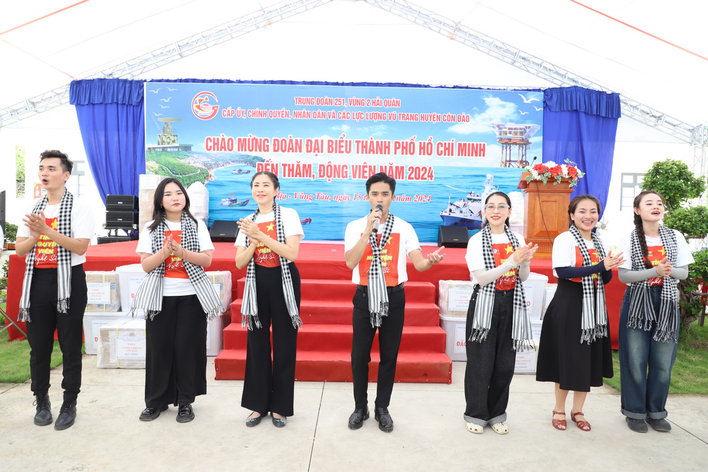 Các nghệ sĩ giao lưu văn nghệ cùng cán bộ, chiến sĩ Côn Đảo. Ảnh: Ngô Tùng