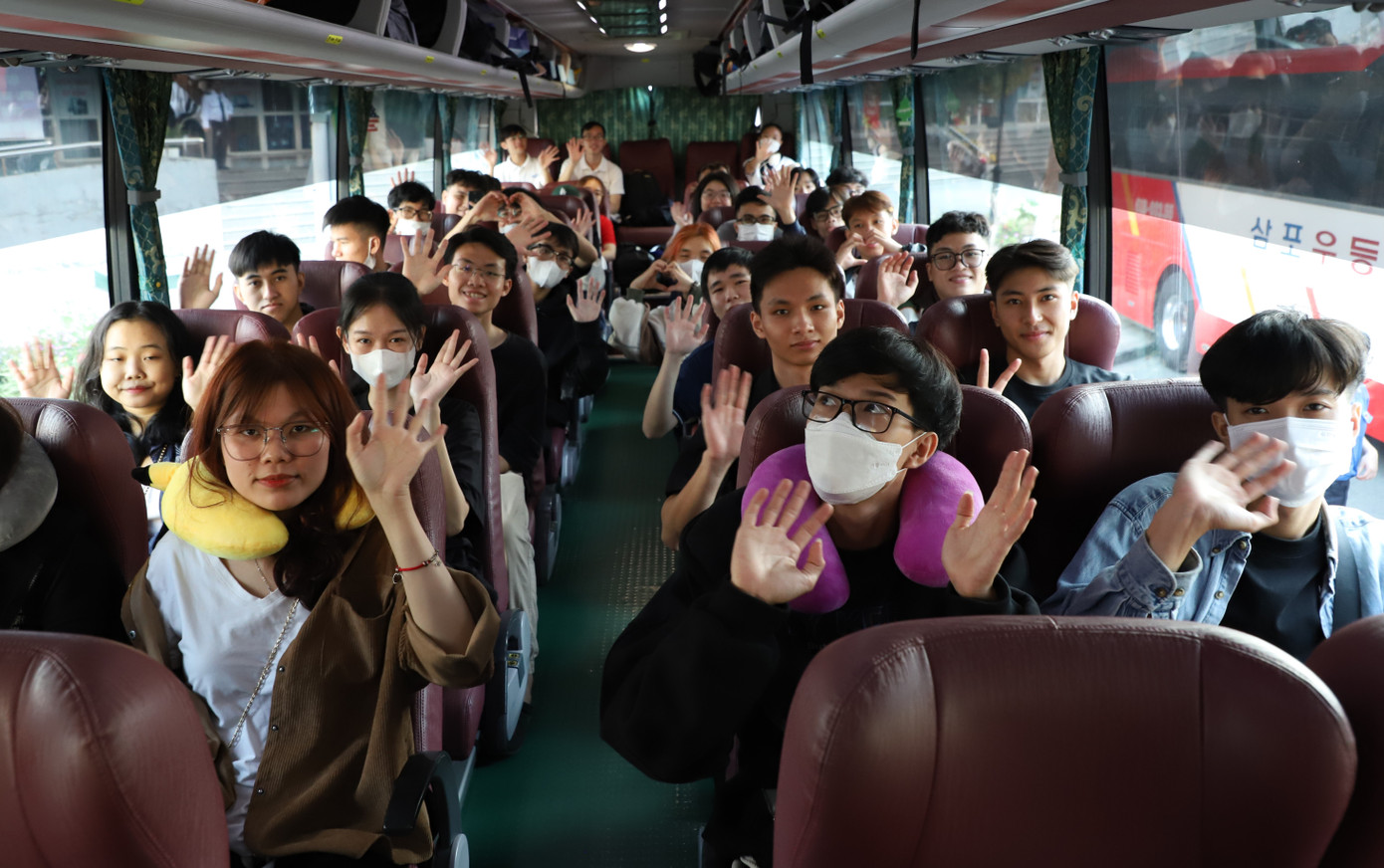 Bạn trẻ trên hành trình về quê ăn tết cùng người thân. Bạn trẻ trên hành trình về quê ăn tết cùng người thân.