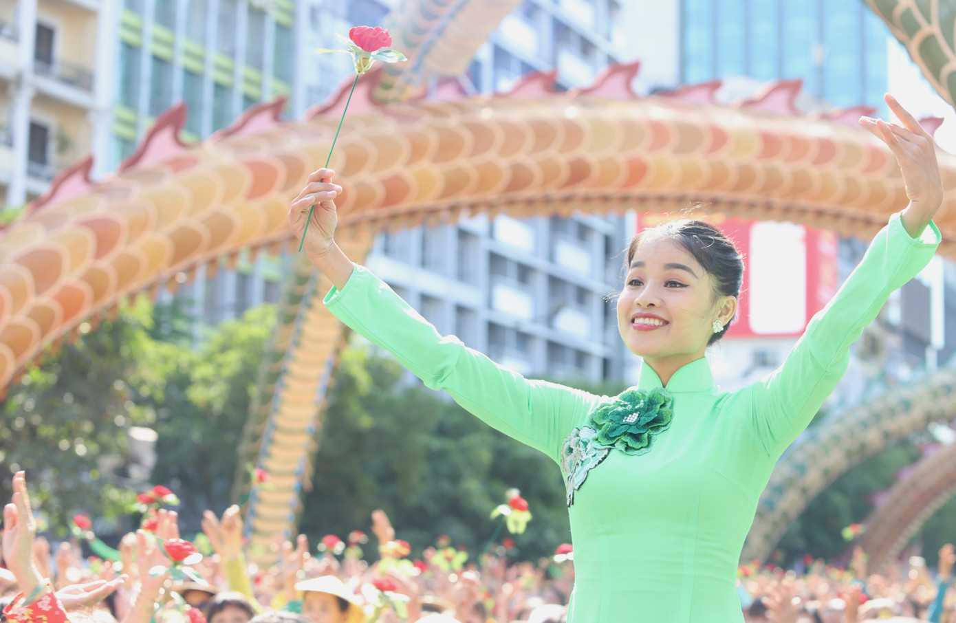 Các thiếu nữ giữ vai trò dẫn dắt mọi người thực hiện các động tác đồng diễn.