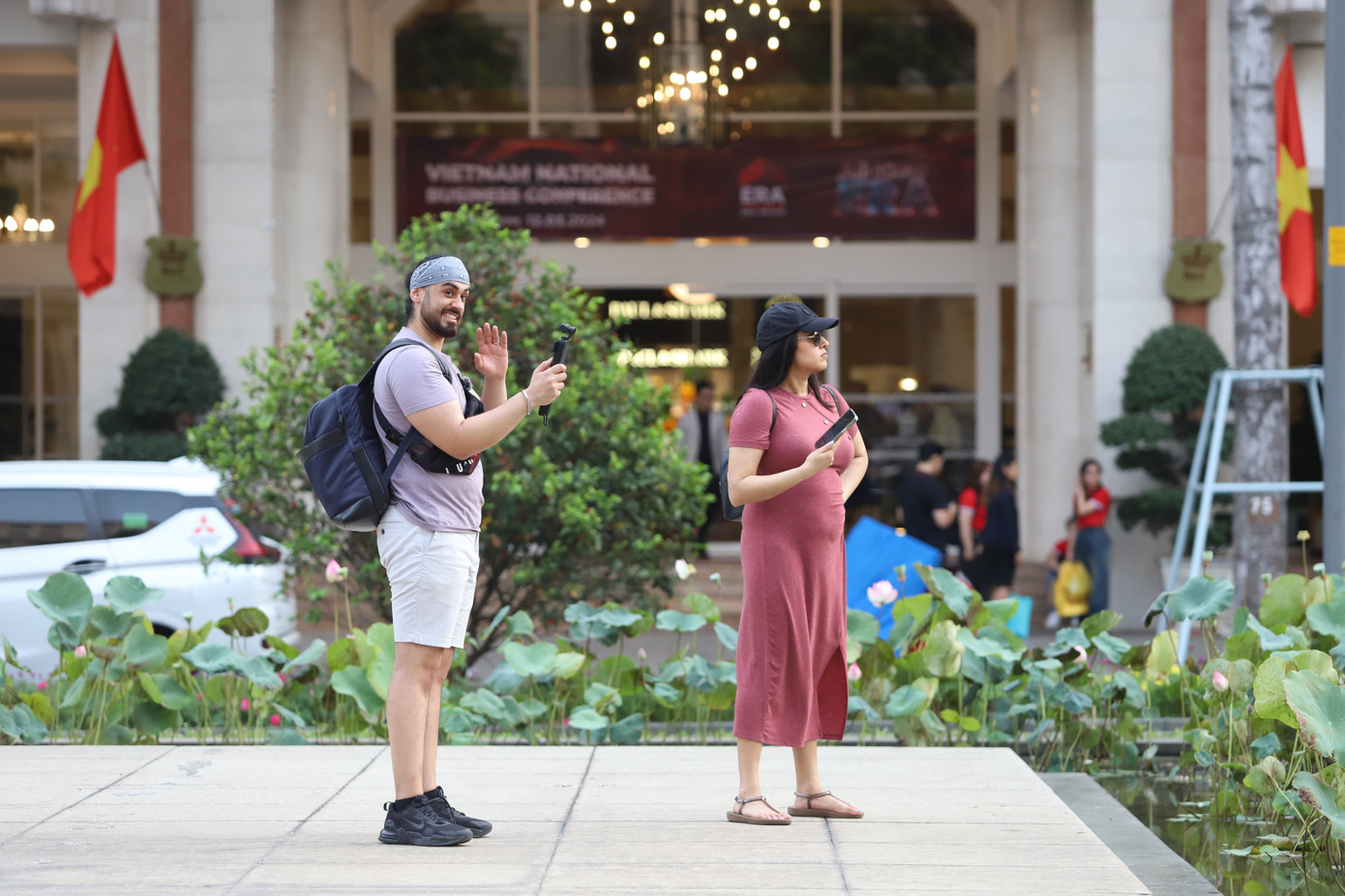 Dôi du khách nước ngoài này dành nhiều thời gian quay video một vòng cảnh trí khu vực vườn hoa.