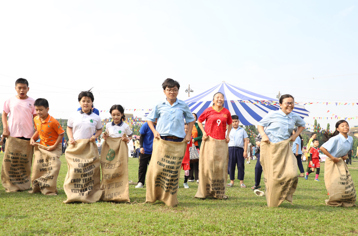 Sáng 21/12, tại TPHCM diễn ra Ngày hội thể thao vì ngày mai, kết hợp tổng kết dự án “Thể thao vì ngày mai” năm 2023-2024 với sự tham gia của hàng trăm em thanh thiếu nhi cùng người thân. Chương trình do Uỷ ban Paralympic Việt Nam, Trung tâm Huấn luyện và thi đấu thể dục thể thao TPHCM cùng Hội Liên hiệp Thanh niên C.P. Việt Nam và Công ty Cổ phần Phát triển thể thao Sport Group phối hợp tổ chức. Ảnh: Ngô Tùng