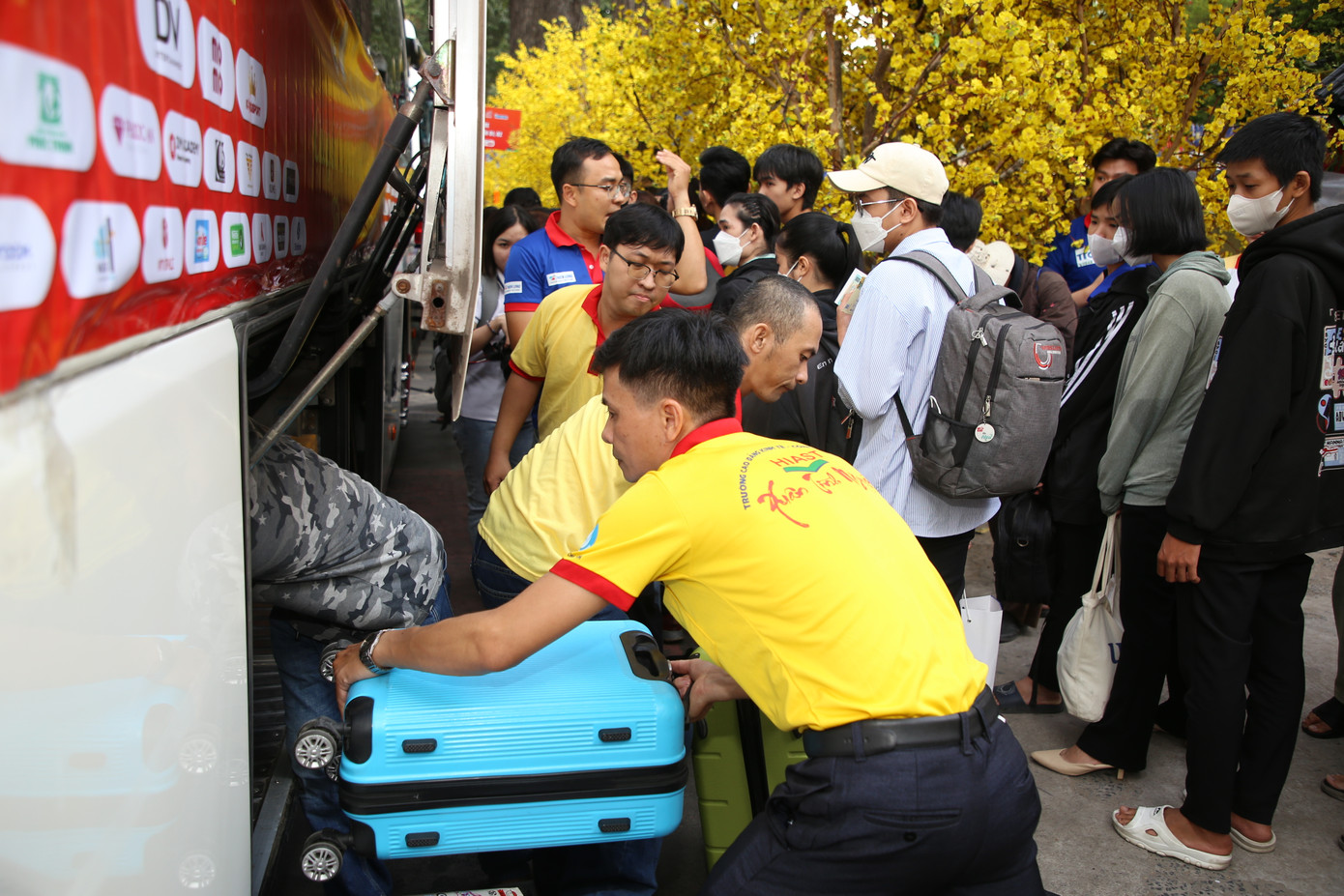 Các thành viên Ban tổ chức hỗ trợ di chuyển hành lý lên xe để đưa các bạn sinh viên, người lao động về quê nhà. Các thành viên Ban tổ chức hỗ trợ di chuyển hành lý lên xe để đưa các bạn sinh viên, người lao động về quê nhà.