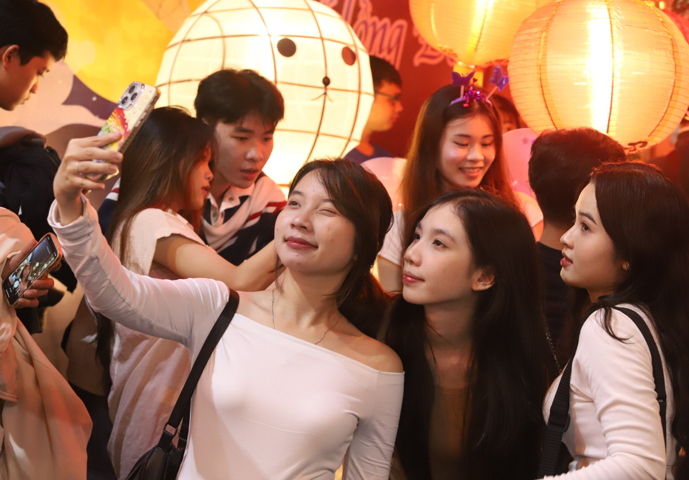 Nam thanh nữ tú cùng lưu lại những khoảnh khắc đáng nhớ mùa Trung thu.