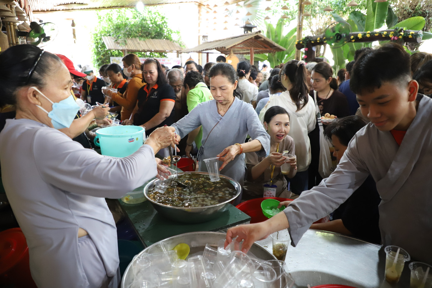 Đi liền đó là những món chè, rau câu, nước mát được bà con phật tử gửi tặng thêm vào một số dịp lễ trọng. Đi liền đó là những món chè, rau câu, nước mát được bà con phật tử gửi tặng thêm vào một số dịp lễ trọng.