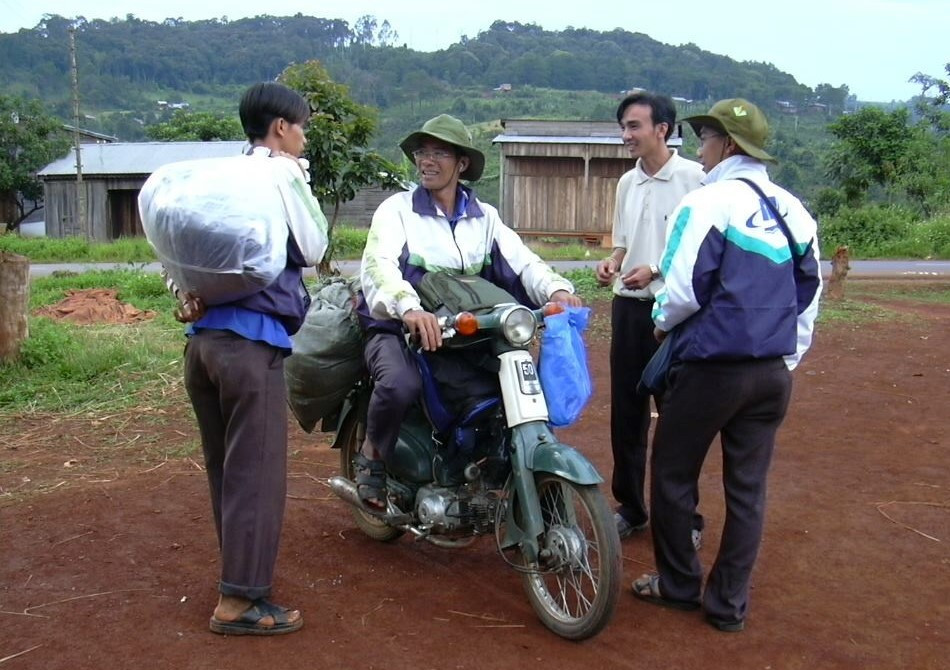 Anh Lê Xuân Sinh (thứ hai từ trái qua) thời điểm làm Chỉ huy trưởng chiến dịch tình nguyện Mùa hè xanh tại Đắk Nông năm 2004. Ảnh: NVCC Anh Lê Xuân Sinh (thứ hai từ trái qua) thời điểm làm Chỉ huy trưởng chiến dịch tình nguyện Mùa hè xanh tại Đắk Nông năm 2004. Ảnh: NVCC