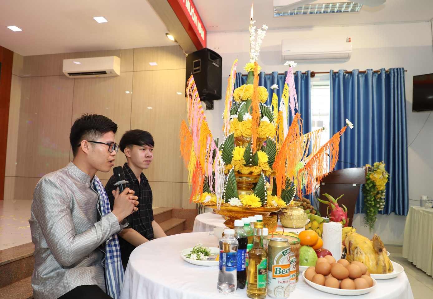 Tại chương trình, bạn Phoummy Bin (sinh viên Lào đang học tập tại Trường Đại học Y khoa Phạm Ngọc Thạch) đã thực hiện các nghi thức, phong tục truyền thống trước khi các bạn sinh viên và đại biểu cùng trải nghiệm các hoạt động trải nghiệm của lễ hội.