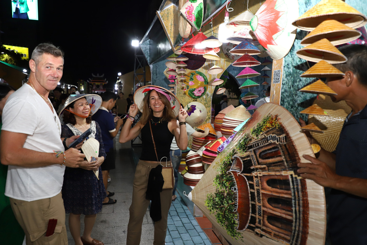 Chứng kiến nhiều sắc màu văn hóa truyền thống của thủ đô Việt Nam, nhiều du khách không khỏi thích thú, hứng khởi.