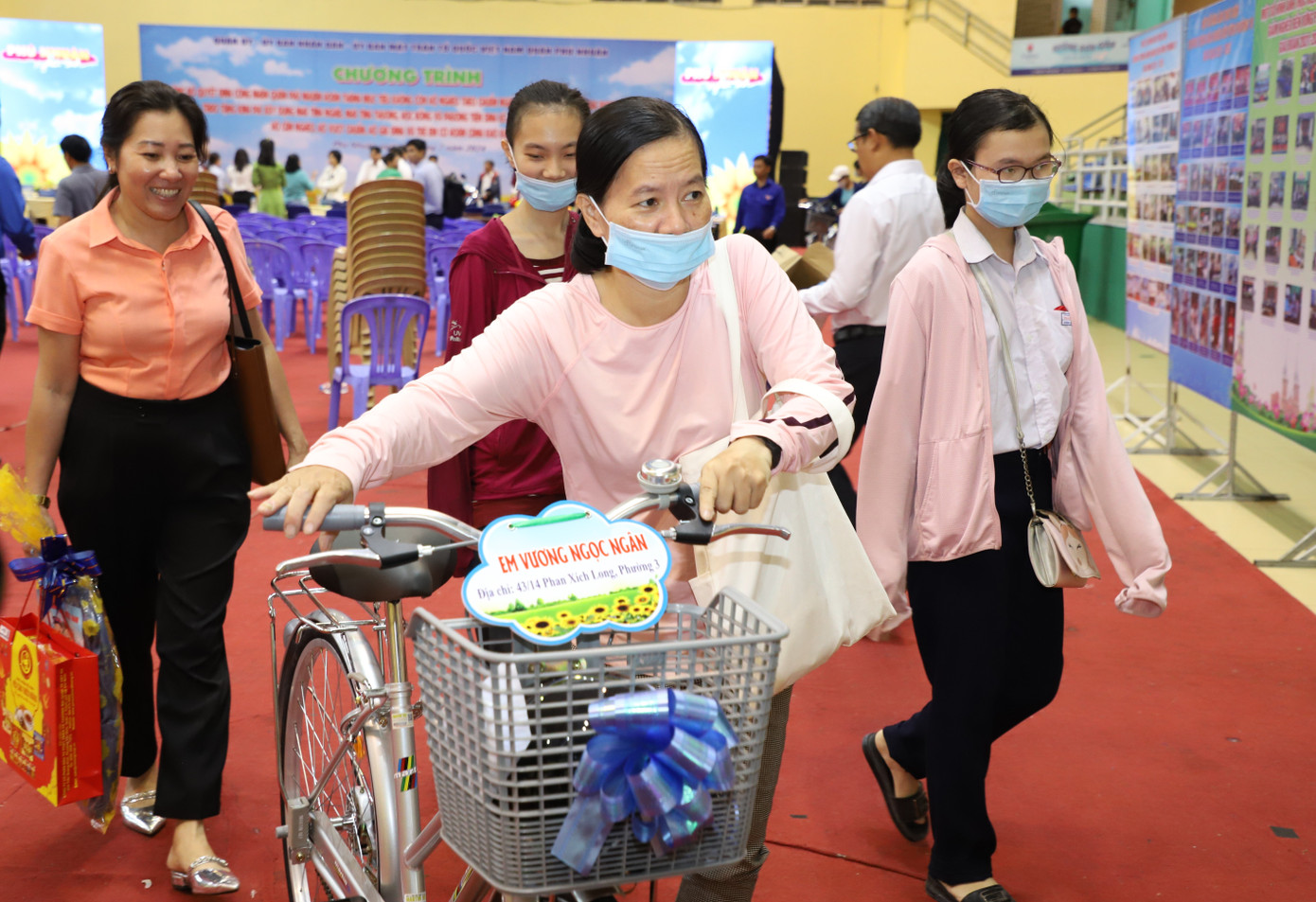 Bà con phấn khởi nhận những phần quà ý nghĩa.