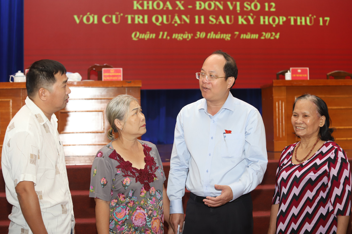 Ông Nguyễn Hồ Hải với cử tri. Ảnh: Ngô Tùng Ông Nguyễn Hồ Hải với cử tri. Ảnh: Ngô Tùng