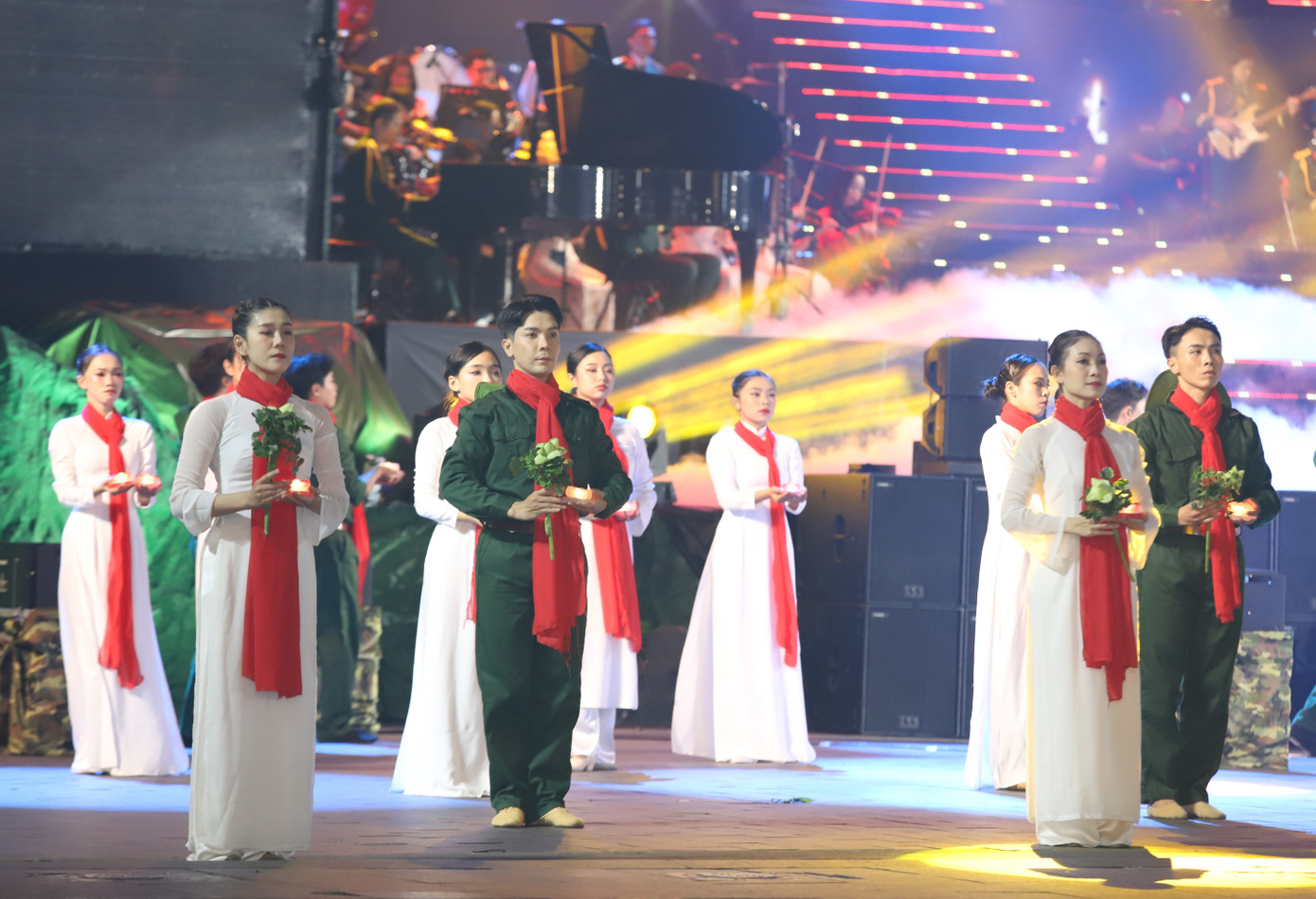 Đất nước mãi tôn vinh người lính Bộ đội Cụ Hồ với những phẩm chất cao đẹp vì nhân dân quên mình, vì nhân dân hy sinh. Đất nước mãi tôn vinh người lính Bộ đội Cụ Hồ với những phẩm chất cao đẹp vì nhân dân quên mình, vì nhân dân hy sinh.