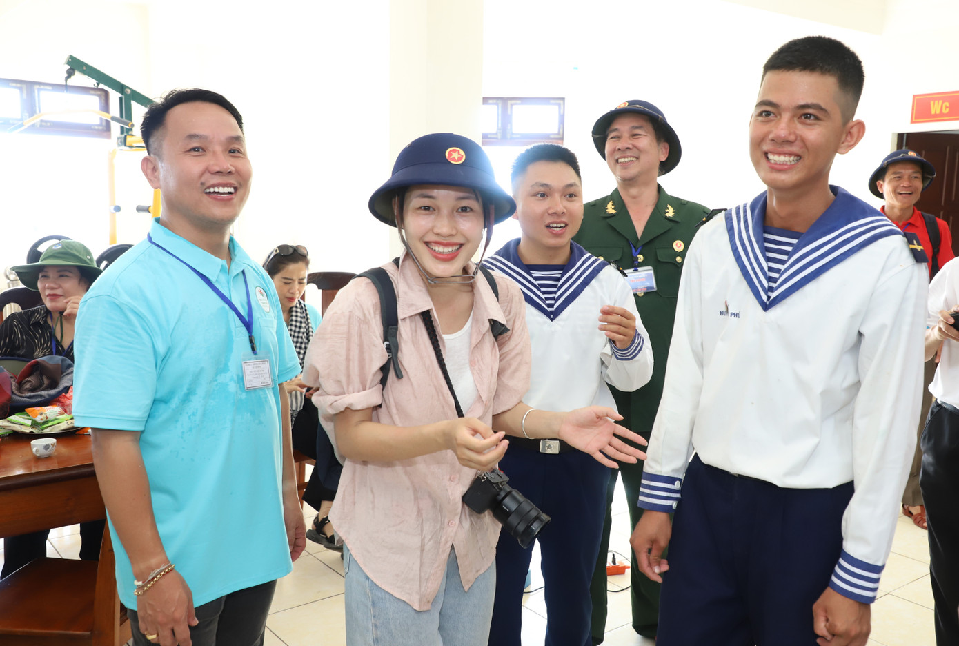 Bên cạnh hoạt động chuyên môn, các anh chị em phóng viên cũng tích cực tham gia các hoạt động giao lưu văn hóa, văn nghệ cùng cán bộ, chiến sĩ tại các đảo. Bên cạnh hoạt động chuyên môn, các anh chị em phóng viên cũng tích cực tham gia các hoạt động giao lưu văn hóa, văn nghệ cùng cán bộ, chiến sĩ tại các đảo.