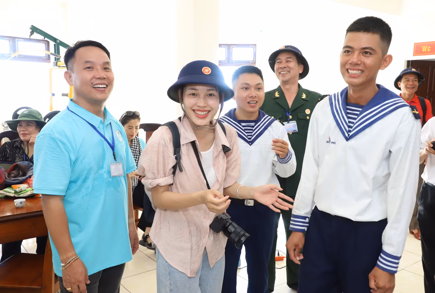 Bên cạnh hoạt động chuyên môn, các anh chị em phóng viên cũng tích cực tham gia các hoạt động giao lưu văn hóa, văn nghệ cùng cán bộ, chiến sĩ tại các đảo. Bên cạnh hoạt động chuyên môn, các anh chị em phóng viên cũng tích cực tham gia các hoạt động giao lưu văn hóa, văn nghệ cùng cán bộ, chiến sĩ tại các đảo.