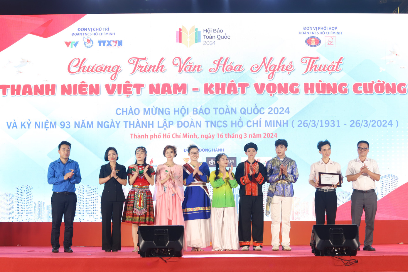 Ban Tổ chức trao giải Nhất cho hai đơn vị xuất sắc nhất: Trường ĐH KHXH&NV TPHCM và Học viện Công nghệ Bưu chính viễn thông. Ban Tổ chức trao giải Nhất cho hai đơn vị xuất sắc nhất: Trường ĐH KHXH&NV TPHCM và Học viện Công nghệ Bưu chính viễn thông.
