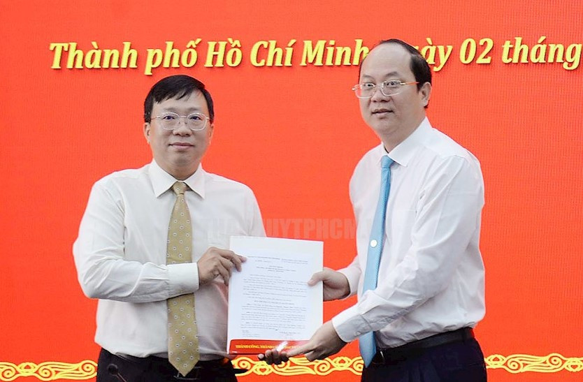 Phó Bí thư Thường trực Thành ủy TPHCM Nguyễn Hồ Hải (phải) trao quyết định cho ông Nguyễn Thanh Nhã. Ảnh: Thành ủy TPHCM