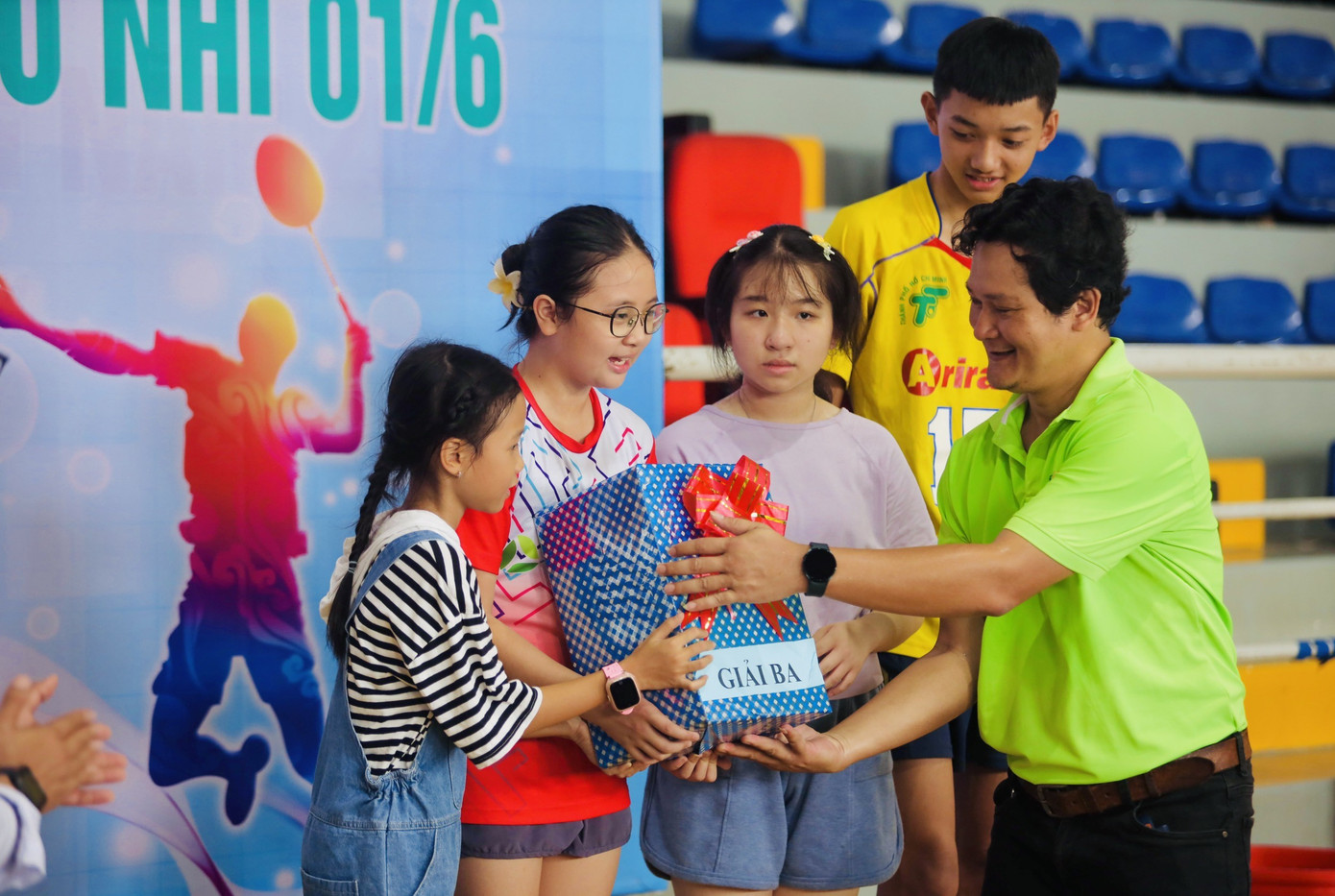 Ban tổ chức gửi tặng những phần quà động viên cho các bạn nhỏ tham gia ngày hội. Ban tổ chức gửi tặng những phần quà động viên cho các bạn nhỏ tham gia ngày hội.