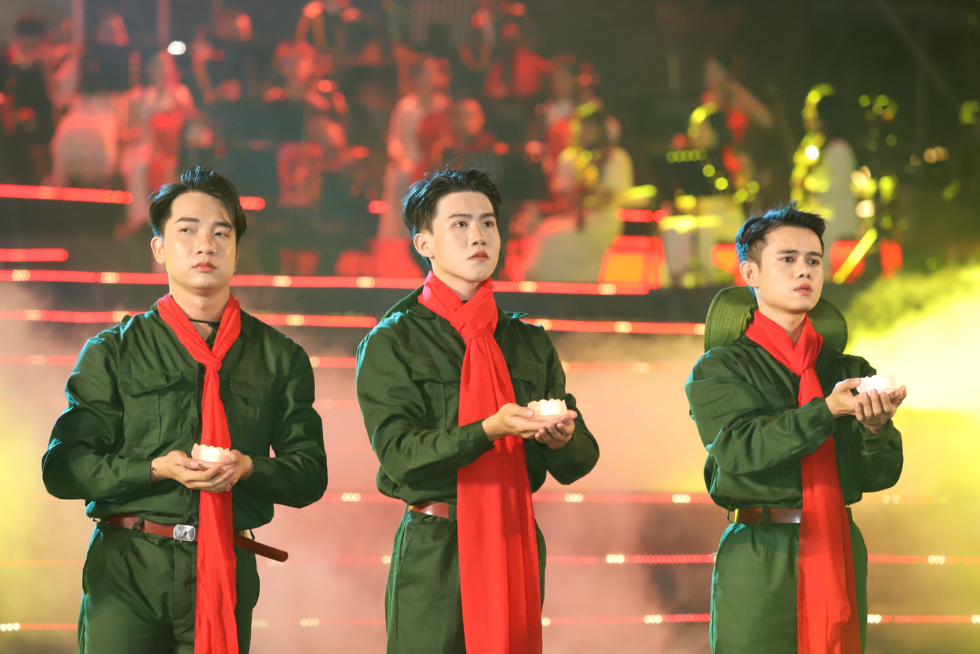 Đất nước mãi tôn vinh người lính Bộ đội Cụ Hồ với những phẩm chất cao đẹp vì nhân dân quên mình, vì nhân dân hy sinh. Đất nước mãi tôn vinh người lính Bộ đội Cụ Hồ với những phẩm chất cao đẹp vì nhân dân quên mình, vì nhân dân hy sinh.