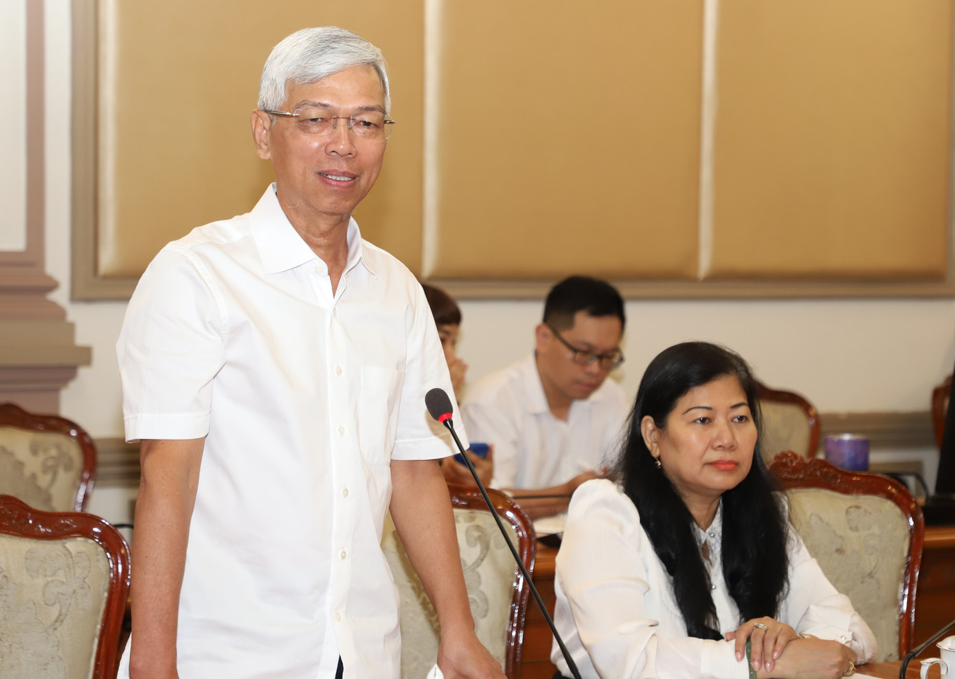 Phó Chủ tịch Võ Văn Hoan dặn dò, giao nhiệm vụ cho tân Phó Chủ tịch UBND quận Gò Vấp. Ảnh: Ngô Tùng Phó Chủ tịch Võ Văn Hoan dặn dò, giao nhiệm vụ cho tân Phó Chủ tịch UBND quận Gò Vấp. Ảnh: Ngô Tùng